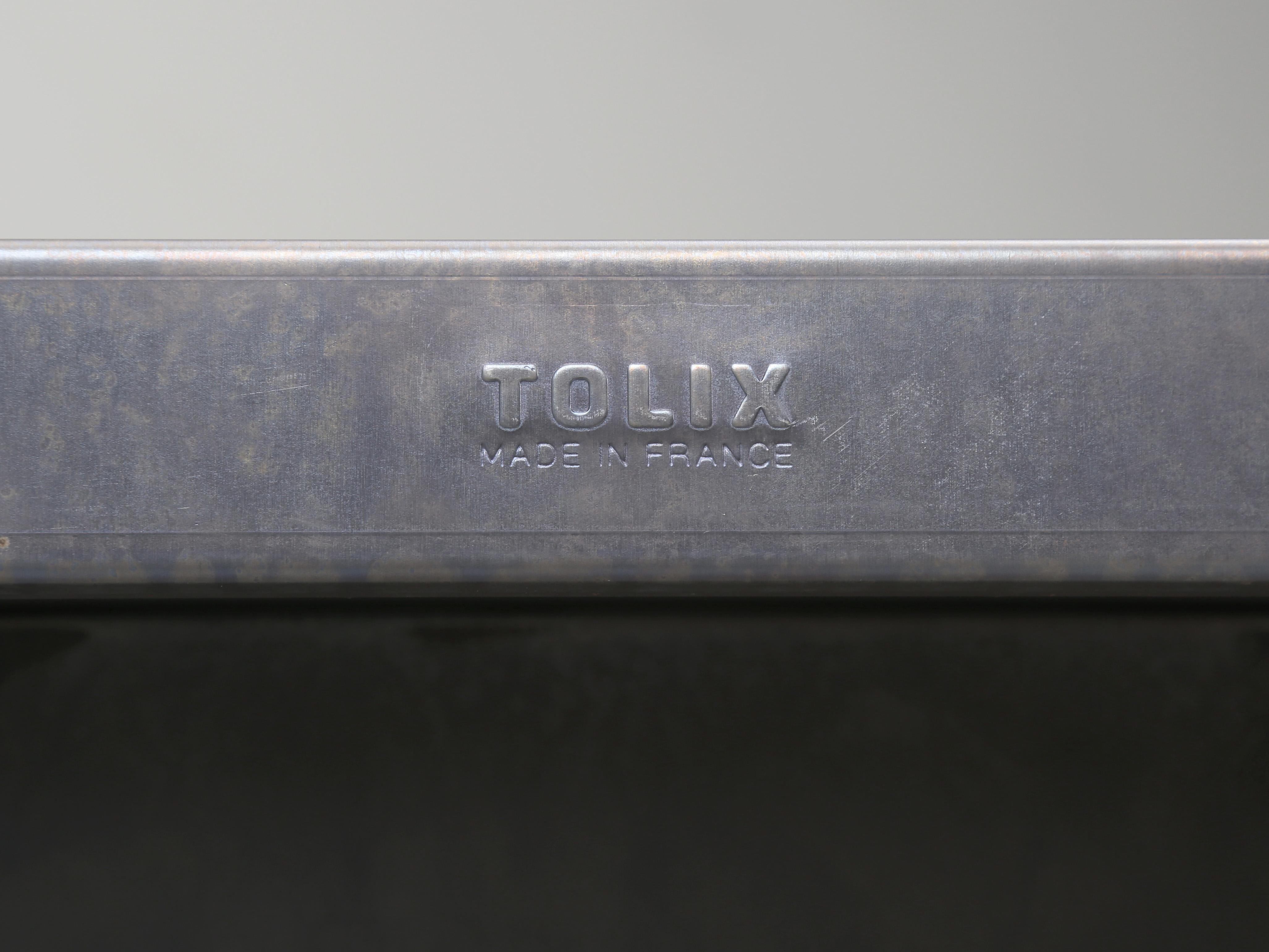 Französischer Tolix-Tisch aus Rohstahl mit passenden 6 passenden Stapelstühlen aus Stahl im Angebot 12