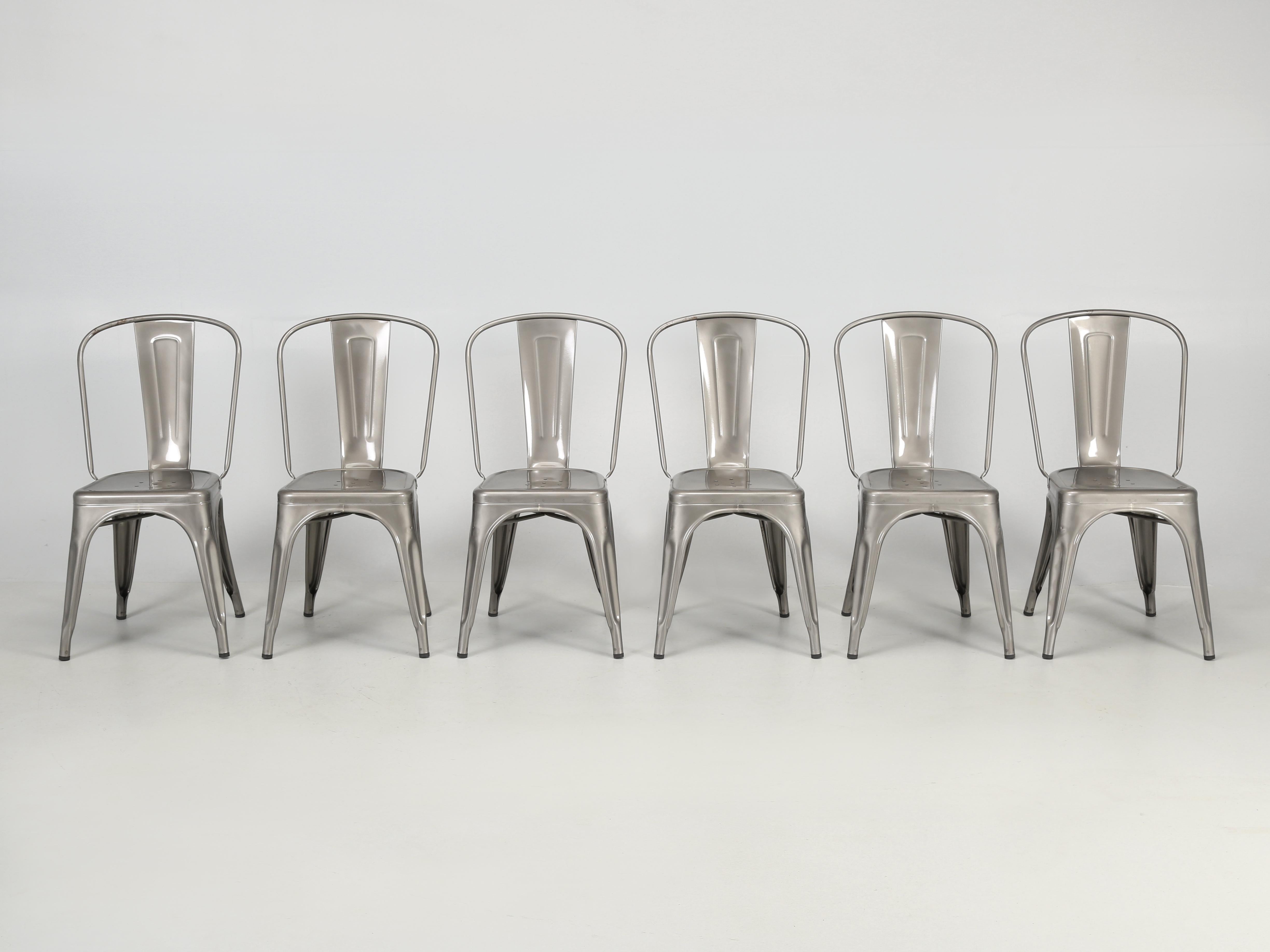 Fait à la machine Table Tolix française authentique en acier brut avec 6 chaises empilables assorties en acier en vente