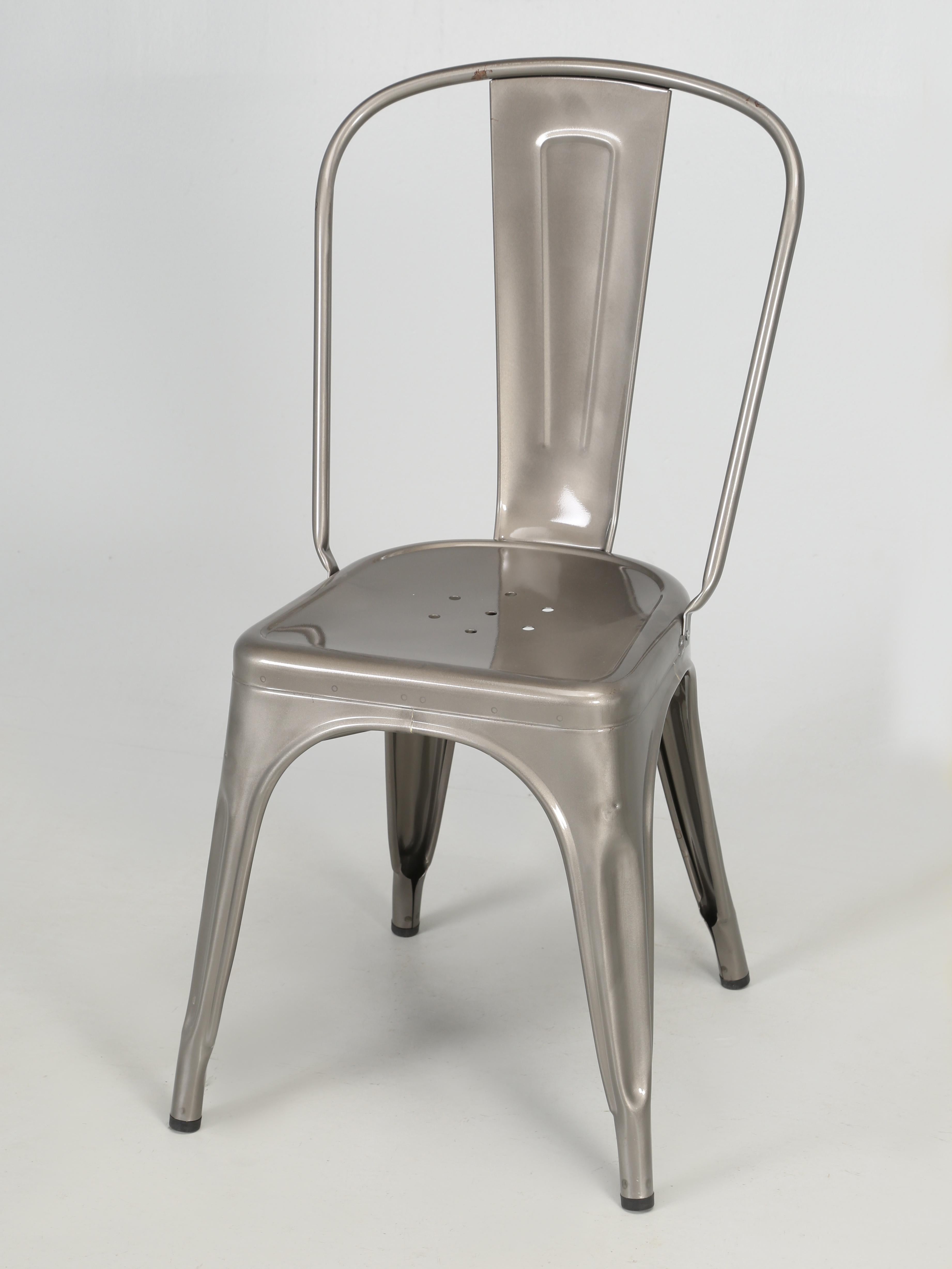 Table Tolix française authentique en acier brut avec 6 chaises empilables assorties en acier Bon état - En vente à Chicago, IL