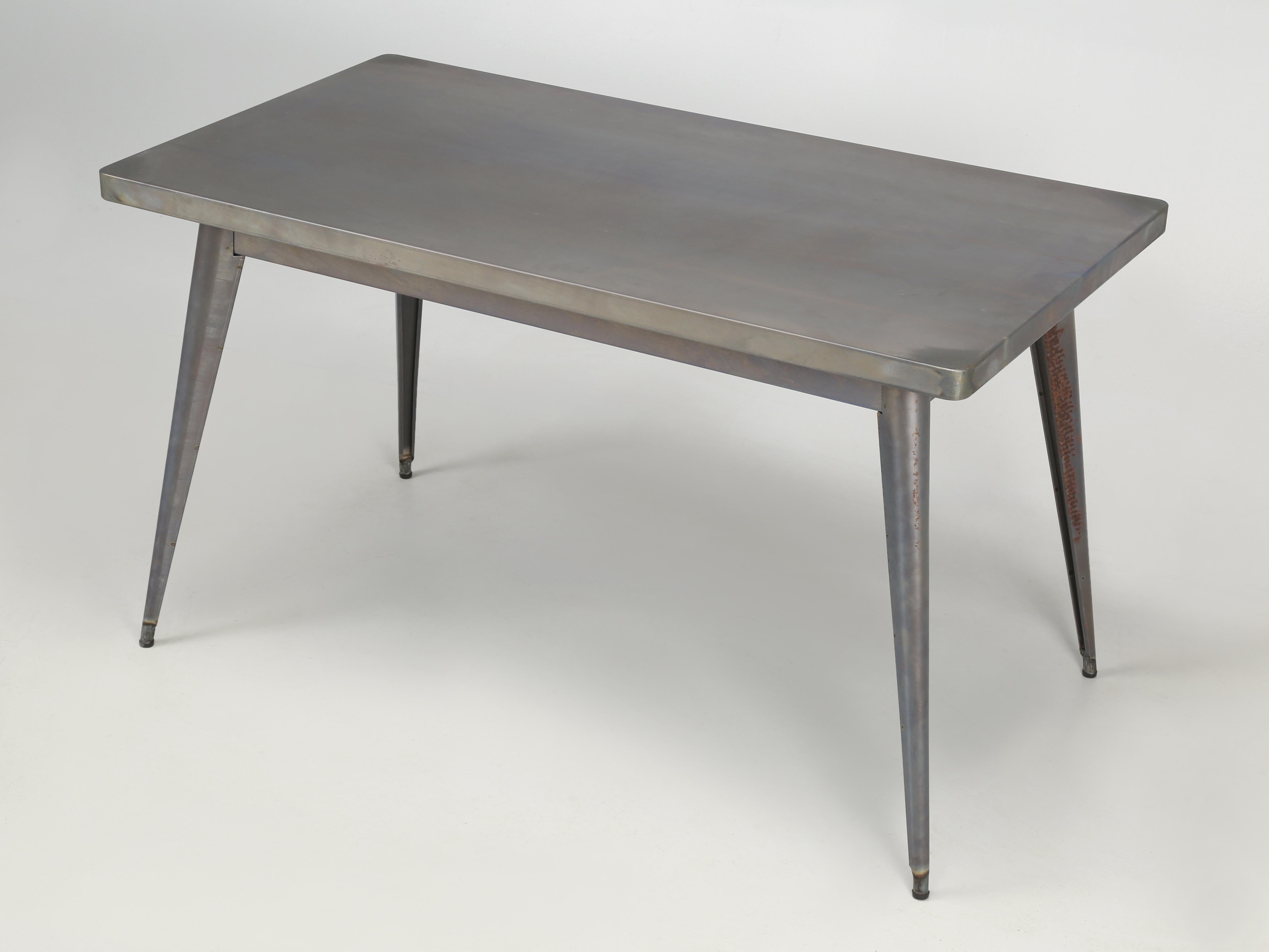 Französischer Tolix-Tisch aus Rohstahl mit passenden 6 passenden Stapelstühlen aus Stahl im Angebot 2