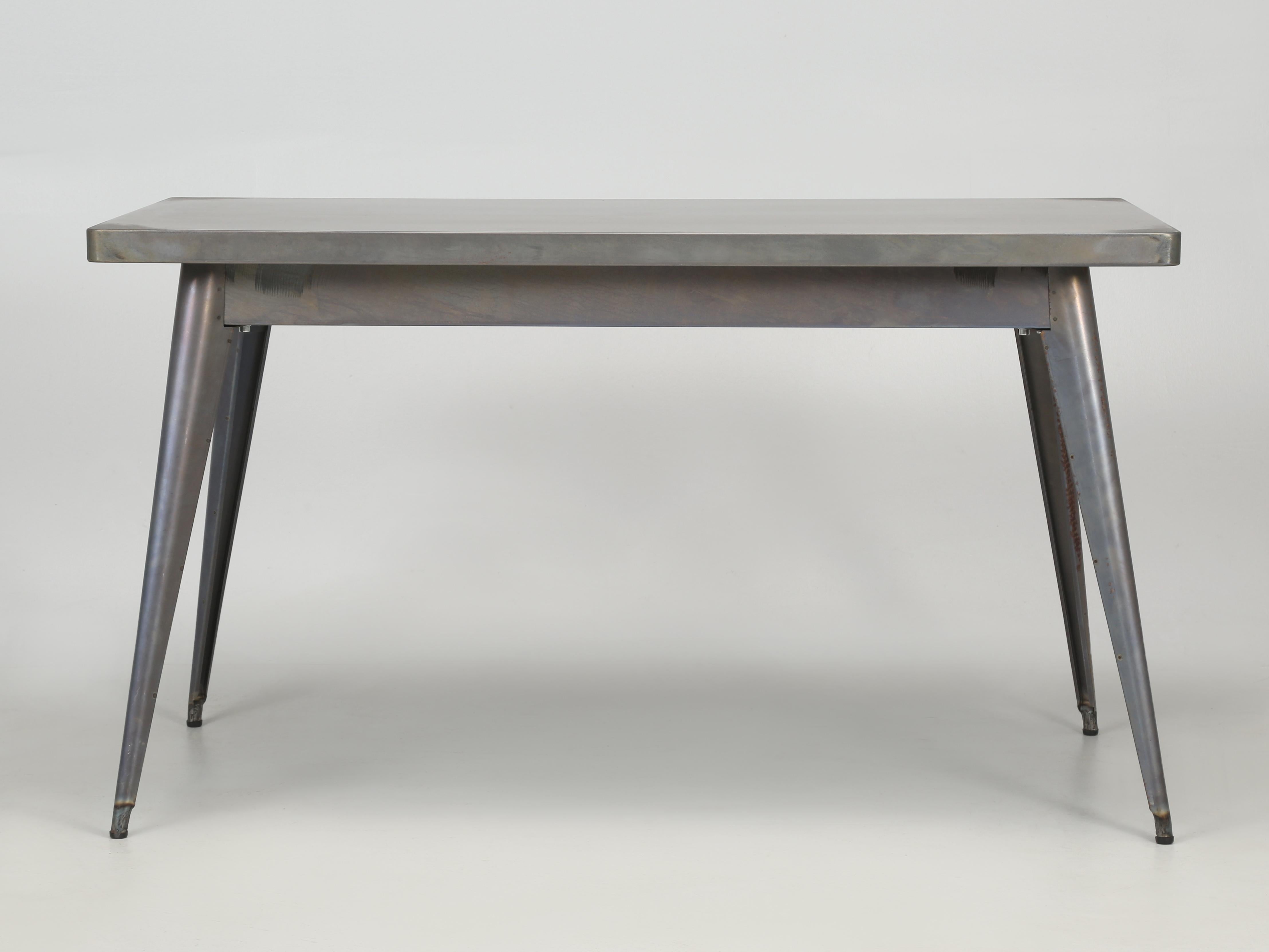Table Tolix française authentique en acier brut avec 6 chaises empilables assorties en acier en vente 1