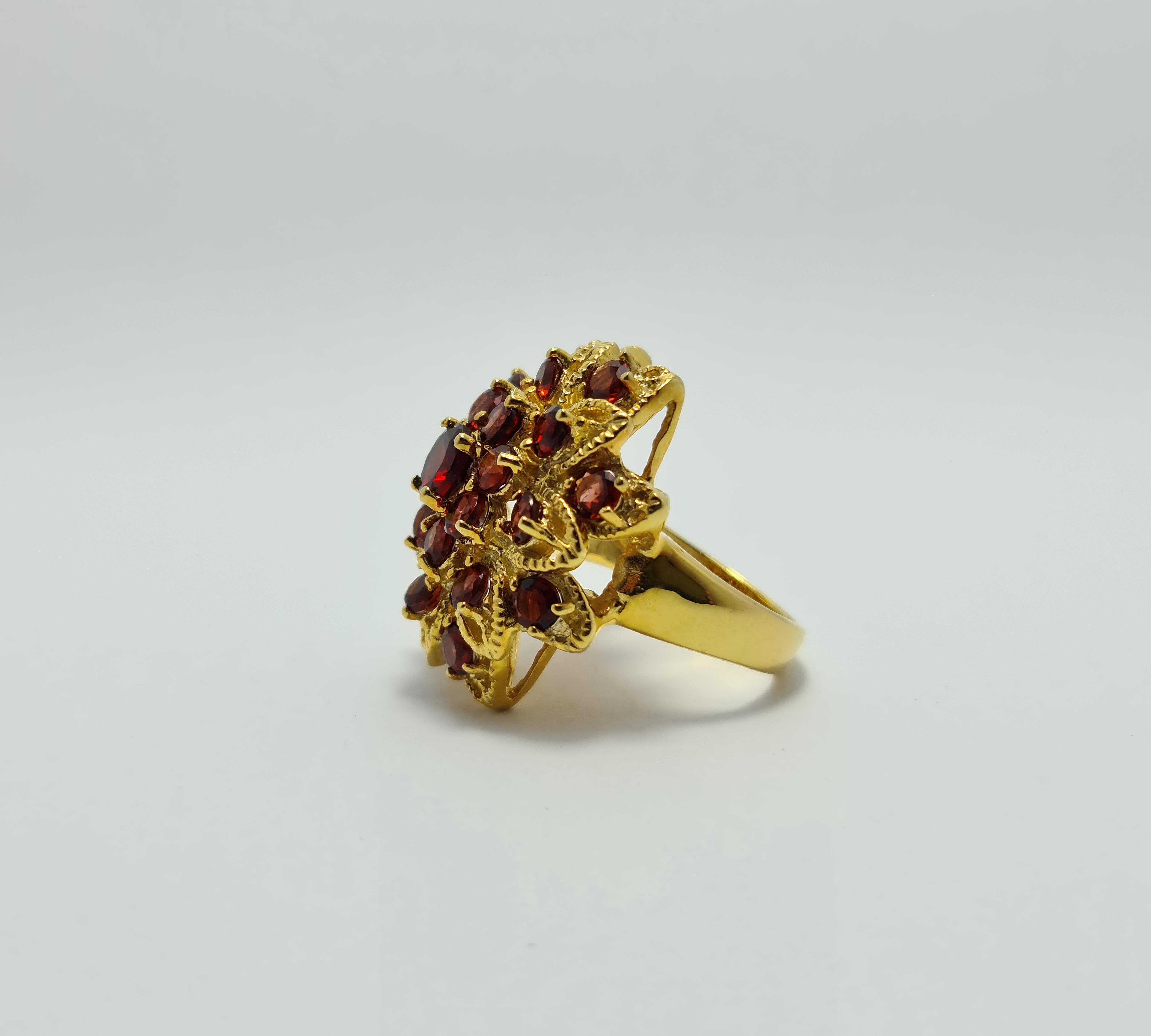 Natural Untreated Brazilian Deep Red Garnet Sterling Silver Gold Plated Flower Ring

Total weight of the ring: 11 grams
Total weight of Garnet: 8 carats