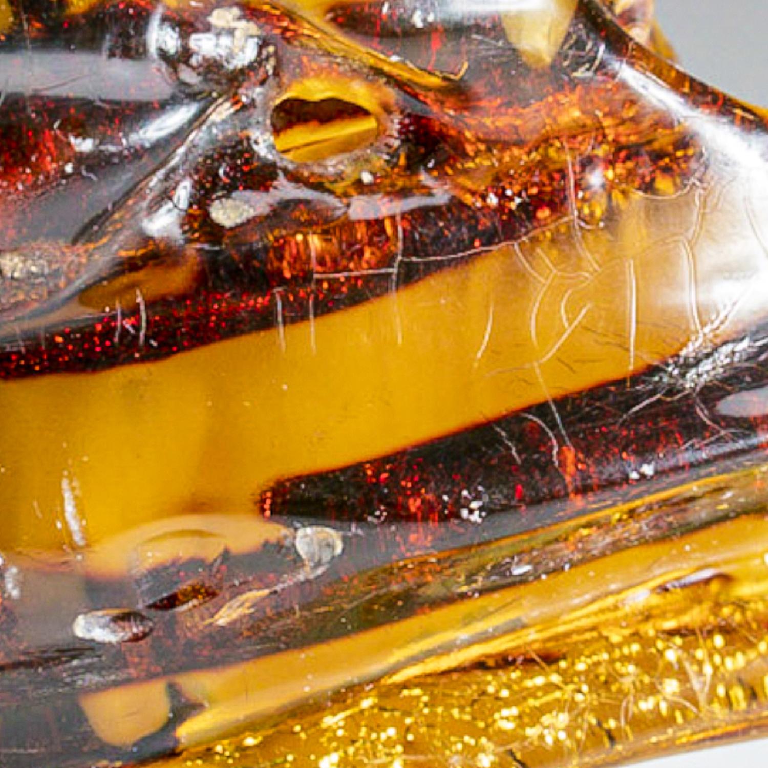 Ce spécimen transparent d'ambre colombien naturel est poli pour mettre en valeur sa clarté intérieure et comprend de l'ambre parmi les plus belles qualités au monde. L'ambre est de la sève d'arbre préhistorique qui a été fossilisée. Ce spécimen
