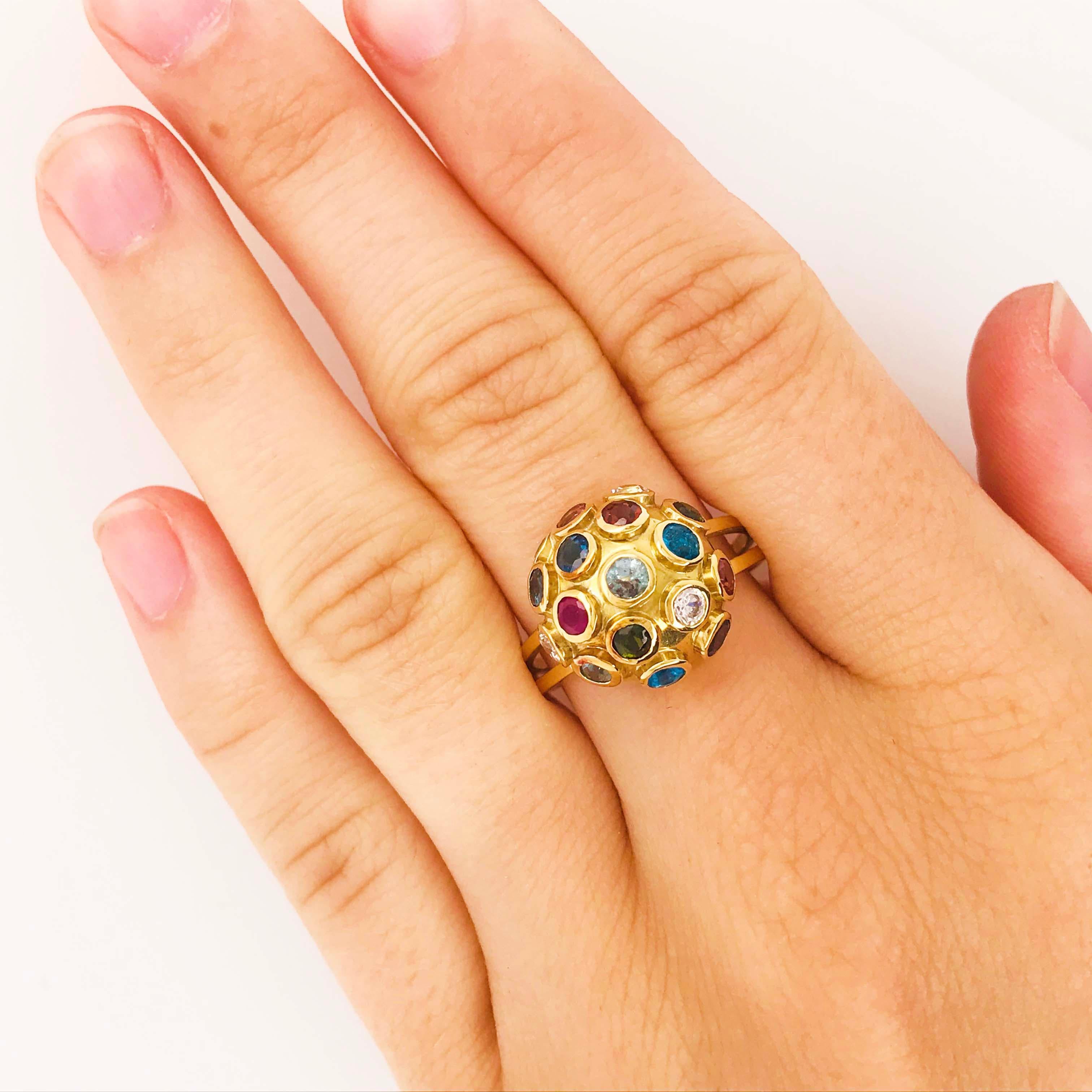 Der Ring mit echten Edelsteinen ist ein wunderschönes Schmuckstück. Hergestellt aus 18 Karat Gelbgold und echten Edelsteinen! Das 18-karätige Gold hat eine satte gelbe Farbe, die perfekt mit den natürlichen Edelsteinfarben kontrastiert. Der Ring hat