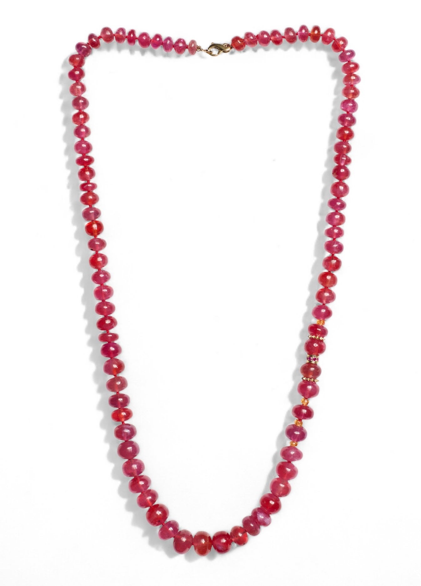 Ajoutez une touche envoûtante à toutes vos tenues avec ce collier de perles de rubis d'un rose rouge profond en or jaune 14 carats. 
Ce superbe collier est composé de perles scintillantes en or jaune 14 carats sculptées à la main, d'un grenat