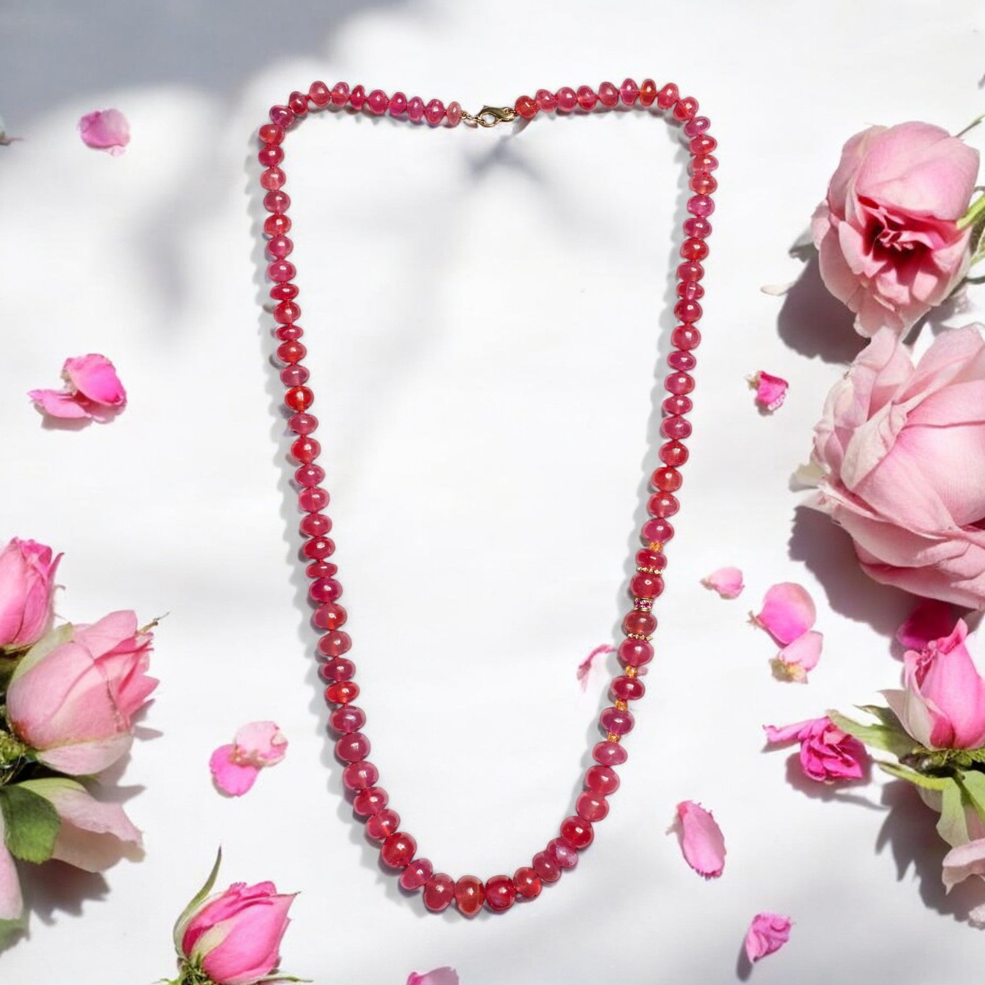 Genuine Giant Pink Madagascar Ruby Beaded Necklace in Yellow Gold In New Condition For Sale In GOES, NL