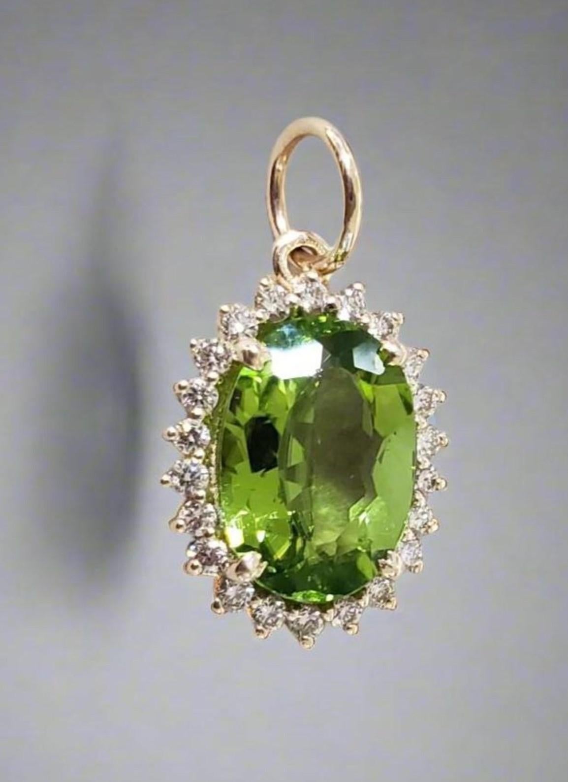 Lo splendore in ogni dettaglio: Ciondolo con diamanti, oro e peridoto

Eleganza con questo ciondolo mozzafiato, magistralmente realizzato in oro luminoso e impreziosito da un peridoto raro e vivido. Intorno alla gemma, un'aureola di diamanti a
