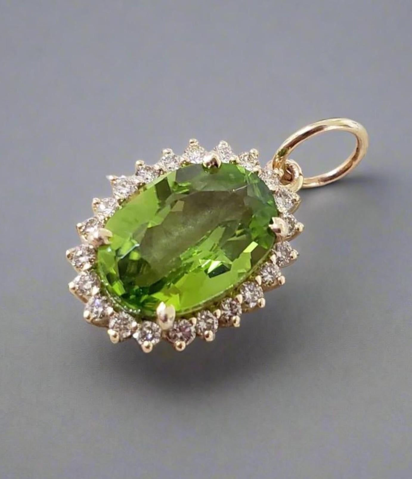 Taglio ovale Ciondolo aureola con diamante e peridoto verde autentico in vendita