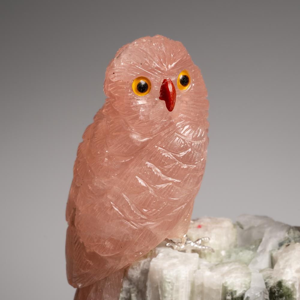 Gufo autentico scolpito a mano in fluorite e quarzo rosa su una tormalina verde in quarzo in vendita 5