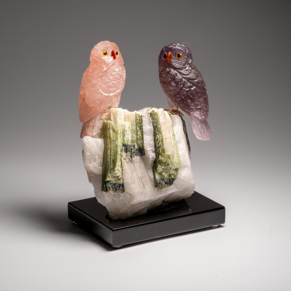 Gufo autentico scolpito a mano in fluorite e quarzo rosa su una tormalina verde in quarzo in vendita 7