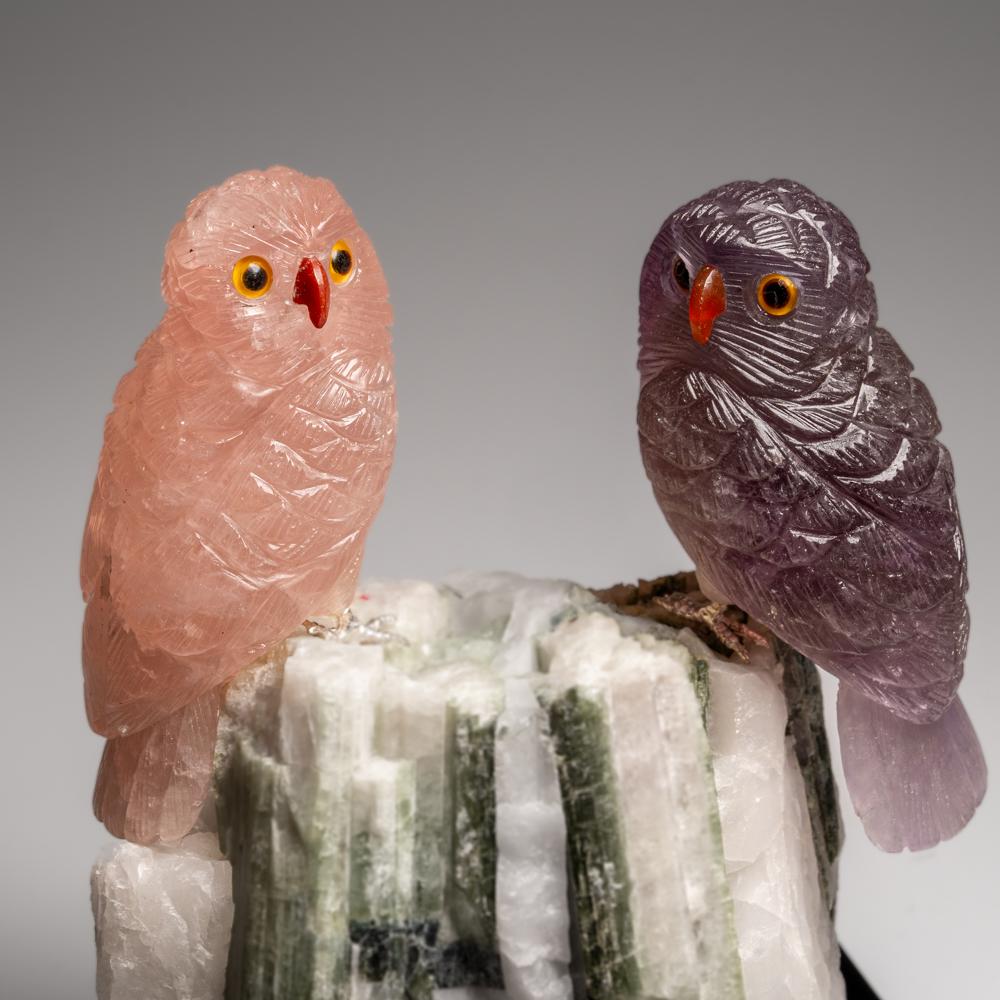 Gufo autentico scolpito a mano in fluorite e quarzo rosa su una tormalina verde in quarzo In condizioni Nuovo in vendita a New York, NY