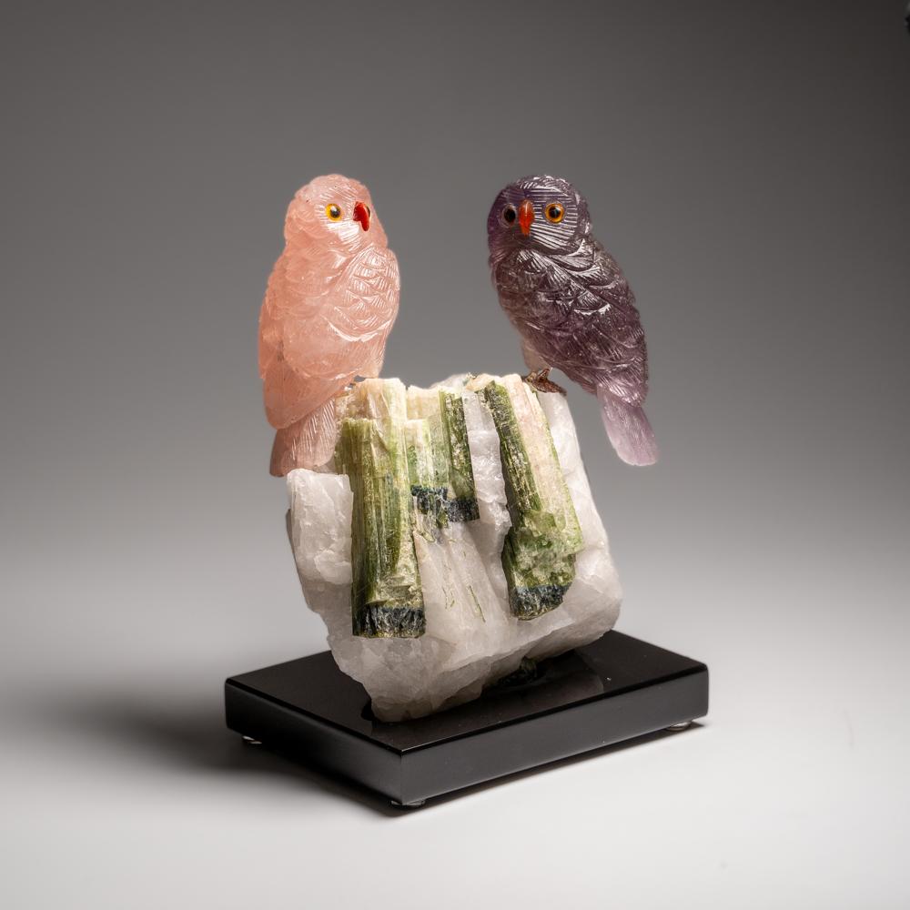 Cristallo Gufo autentico scolpito a mano in fluorite e quarzo rosa su una tormalina verde in quarzo in vendita