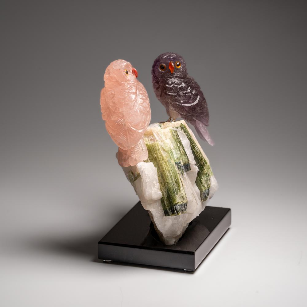 Gufo autentico scolpito a mano in fluorite e quarzo rosa su una tormalina verde in quarzo in vendita 1