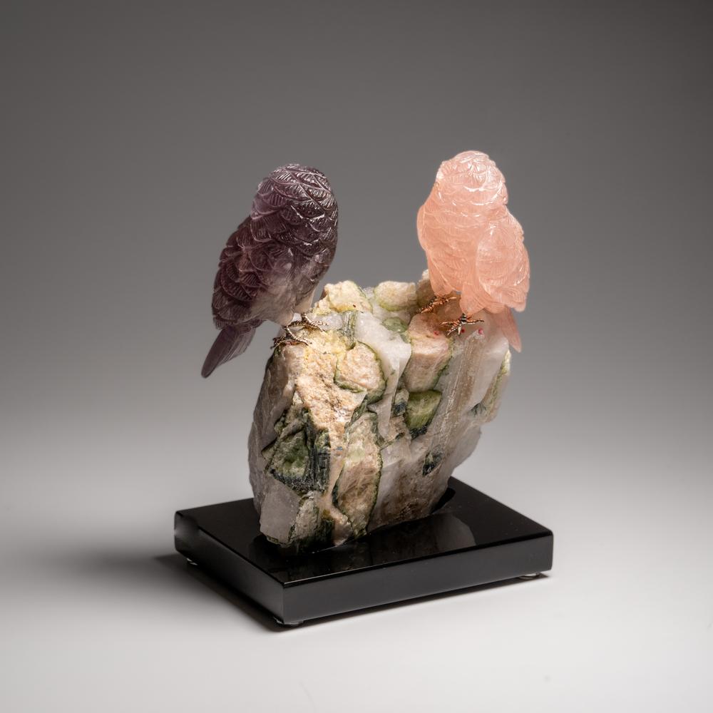 Gufo autentico scolpito a mano in fluorite e quarzo rosa su una tormalina verde in quarzo in vendita 2