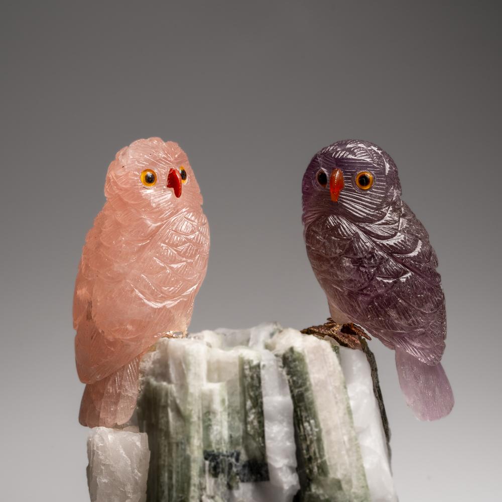 Gufo autentico scolpito a mano in fluorite e quarzo rosa su una tormalina verde in quarzo in vendita 3