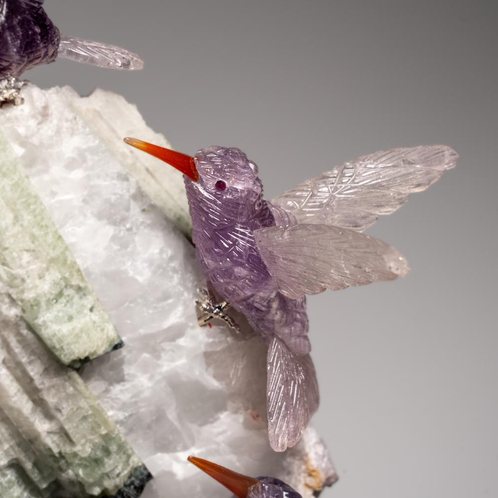 Brésilien Des oiseaux chantourneurs véritables sculptés à la main sur une tourmaline en matrice de quartz (9 po. (H) en vente