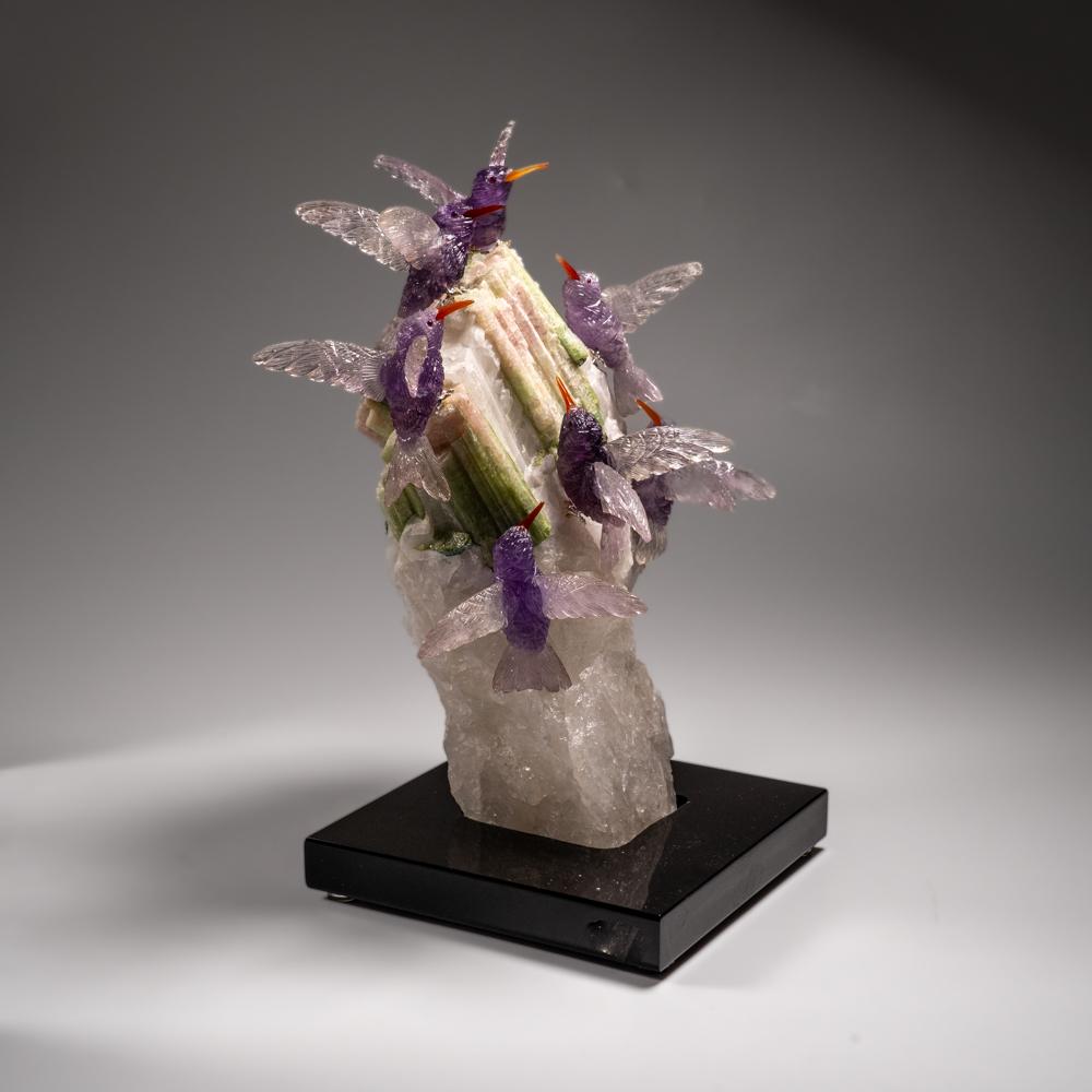 Des oiseaux chantourneurs véritables sculptés à la main sur une tourmaline en matrice de quartz (9 po. (H) Neuf - En vente à New York, NY