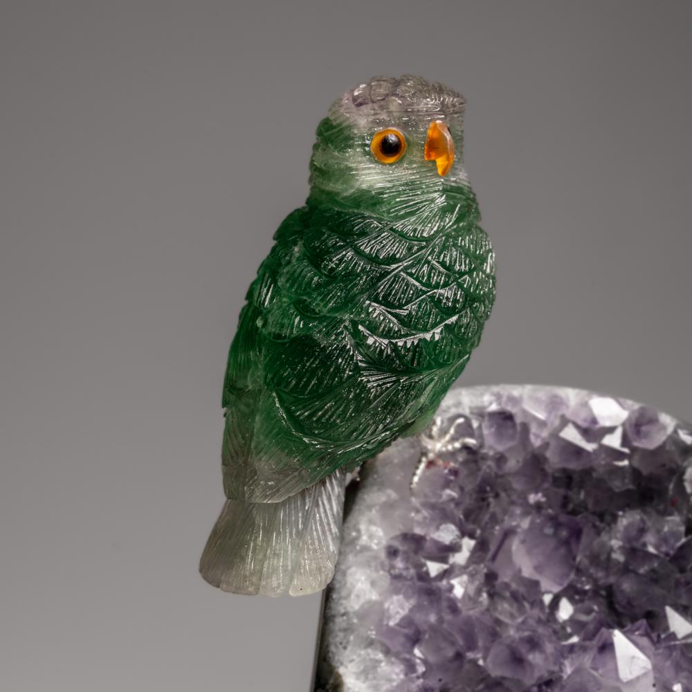 Fluorite verte et hibou sculptés à la main sur un matrice de géodes d'améthyste (8 po. (H) en vente 5