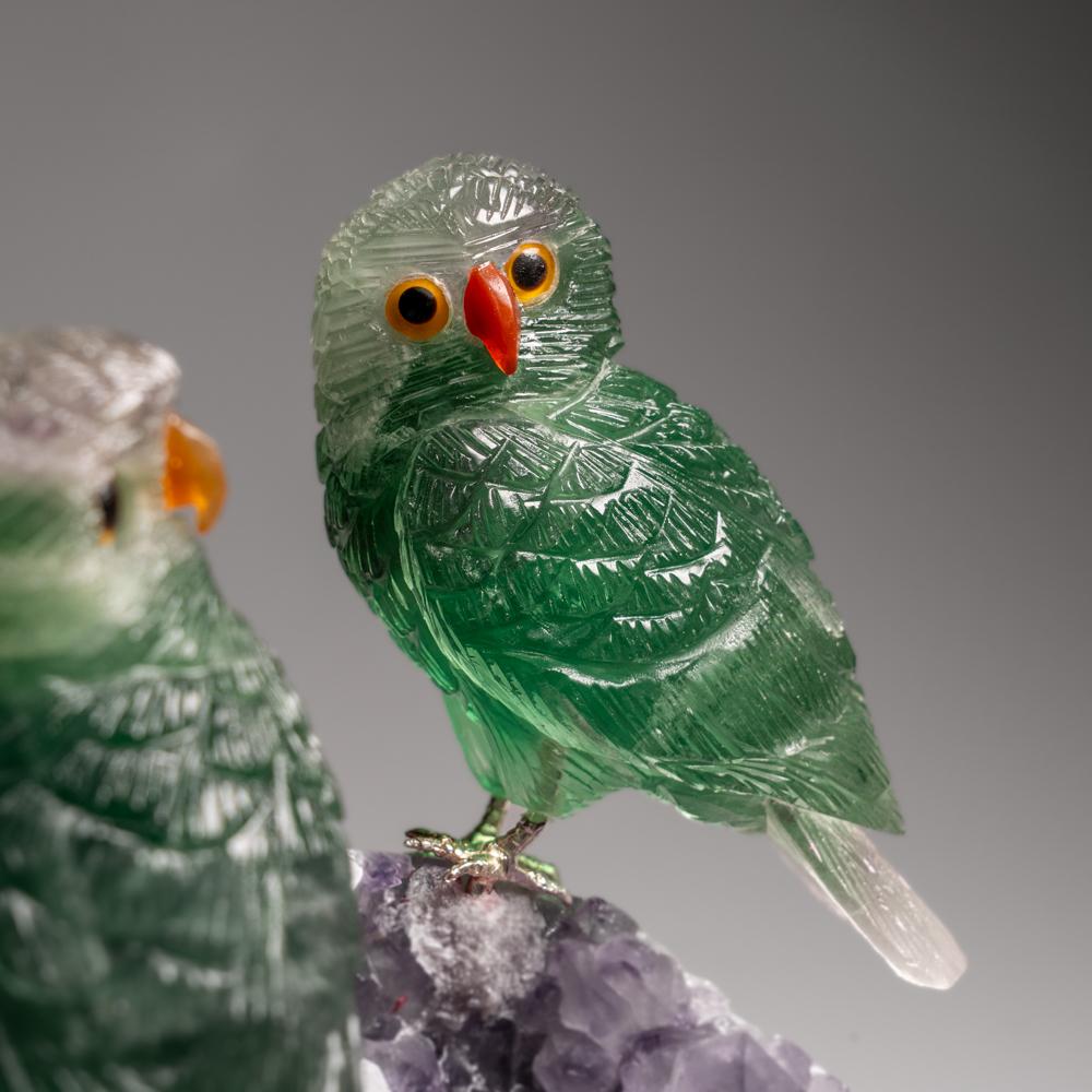 XXIe siècle et contemporain Fluorite verte et hibou sculptés à la main sur un matrice de géodes d'améthyste (8 po. (H) en vente
