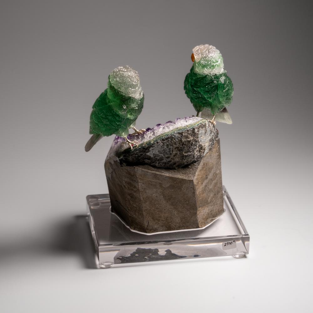 Cristal Fluorite verte et hibou sculptés à la main sur un matrice de géodes d'améthyste (8 po. (H) en vente