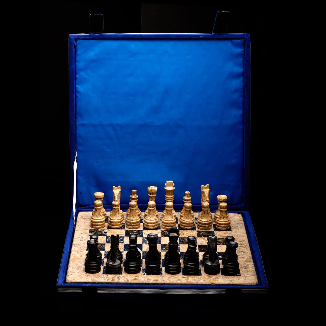 Dieses handgefertigte komplette Schachspiel wiegt insgesamt 13 Pfund und verfügt über ein schweres Brett, das vollständig aus zwei kontrastierenden Arten von echtem, hochwertigem Onyx besteht: schwarzer Onyx und eine hellbraune Onyxart. Die aus
