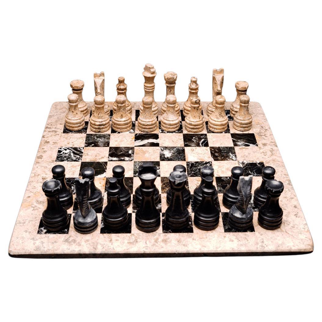 Ensemble d'échecs véritable en onyx sculpté à la main avec étui en velours de luxe en vente