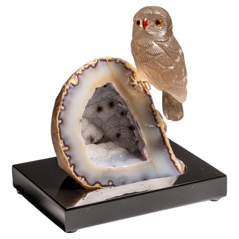 Gufo di quarzo fumé autentico intagliato a mano su una matrice di geode di agata verde (7 "H.)