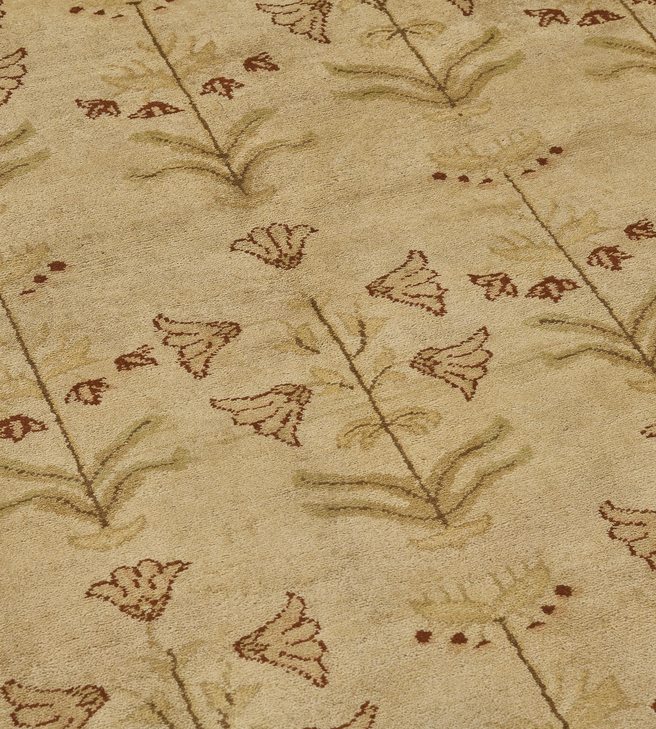 Questo bellissimo tappeto di alta qualità proveniente dall'Egitto presenta il classico disegno a tulipano di ispirazione Agra e una magistrale combinazione di colori. Vello in lana naturale al 100%. Nuovo di zecca.