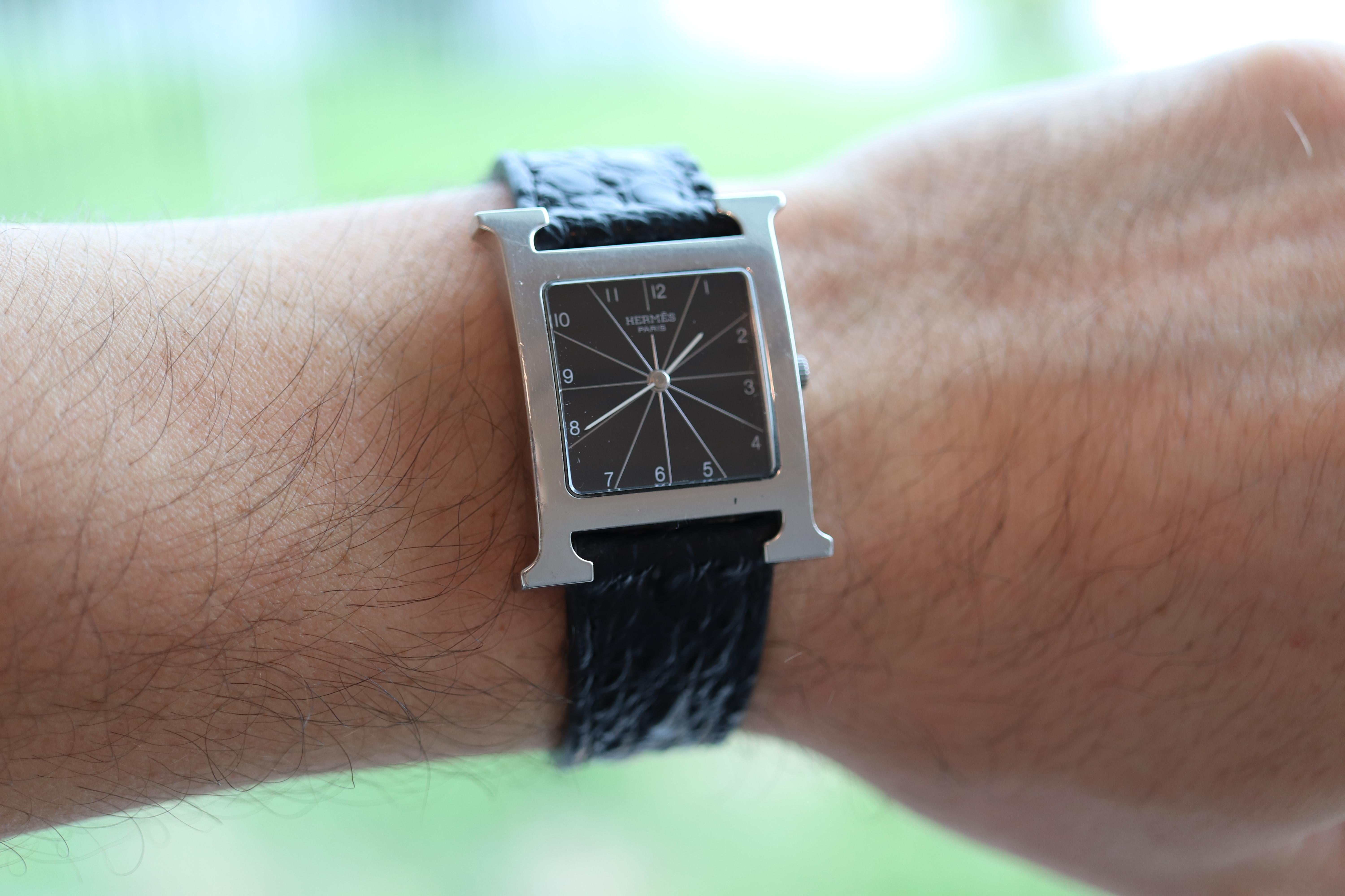 Dies ist ein echter HERMES-Edelstahl  Beobachten.

Referenz HH1.710 Huere H.
Schwarzes Zifferblatt.

Ausgezeichneter Zustand mit New Leather Strap.

Bedingung:
NEUE Batterie installiert. Inklusive original Hermes-Edelstahlarmband als