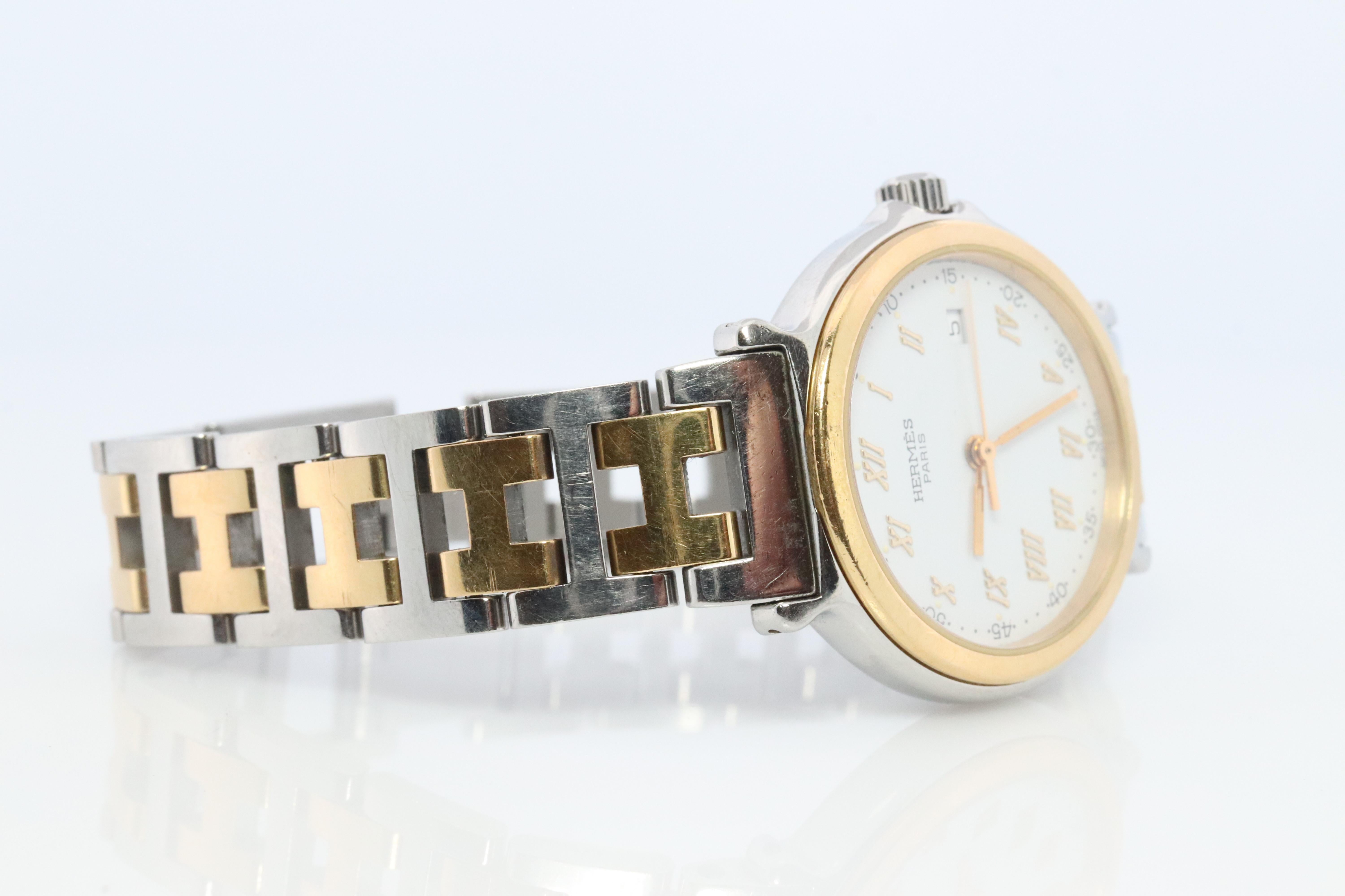 Questo è un autentico modello HERMES in acciaio inossidabile. 

METEORE Cassa rotonda da 28 mm.

Movimento al quarzo.

UNISEX


L'orologio è realizzato in acciaio inossidabile e placcato 18k e presenta un quadrante bianco, lancette e indici in oro,