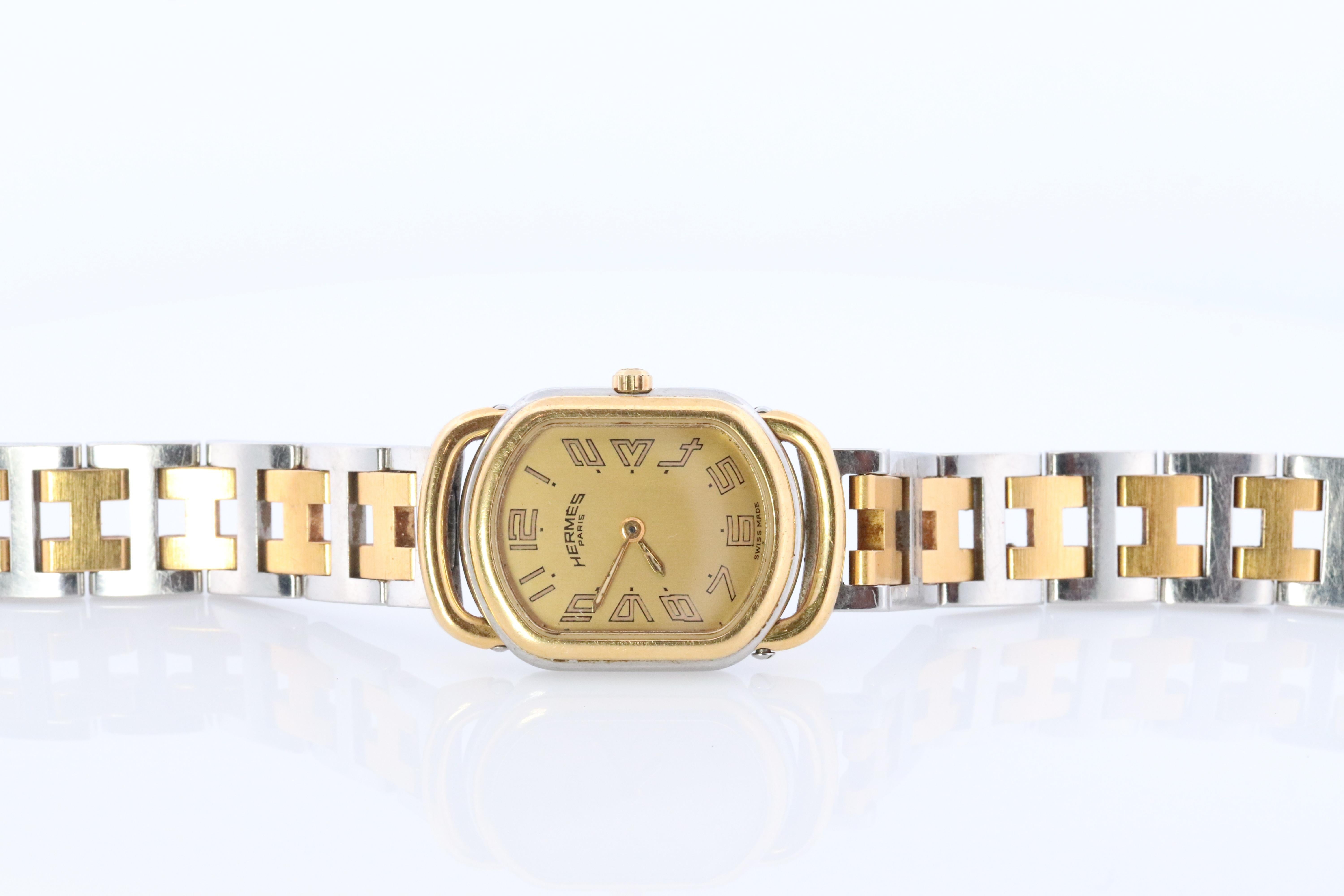 Dies ist eine authentische HERMES Edelstahl 21mm x 29mm Rechteck Croisiere Quarzuhr Weiß. Die Uhr ist aus Edelstahl gefertigt und verfügt über ein champagnerfarbenes Zifferblatt, goldene Zeiger und Stundenmarkierungen, ein zweifarbiges