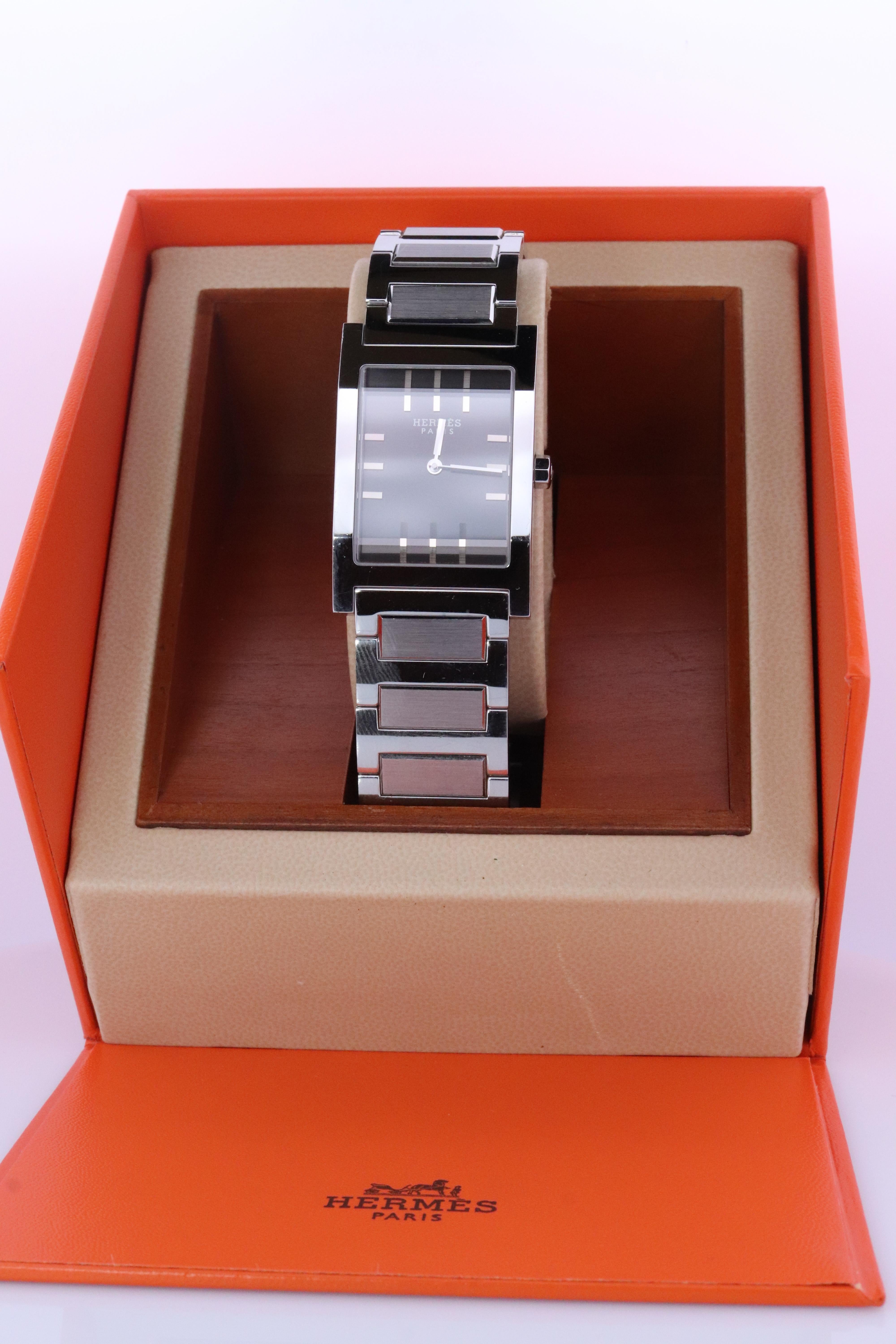 Dies ist eine authentische HERMES Edelstahl Herrenuhr.

Referenz TA1.710 Tandem.
Schwarzes Zifferblatt.

Ausgezeichneter Zustand mit Original-Box und Papieren.

Bedingung:
NEUE Batterie installiert. Original Box und Papiere.

Einzelheiten:
26mm x