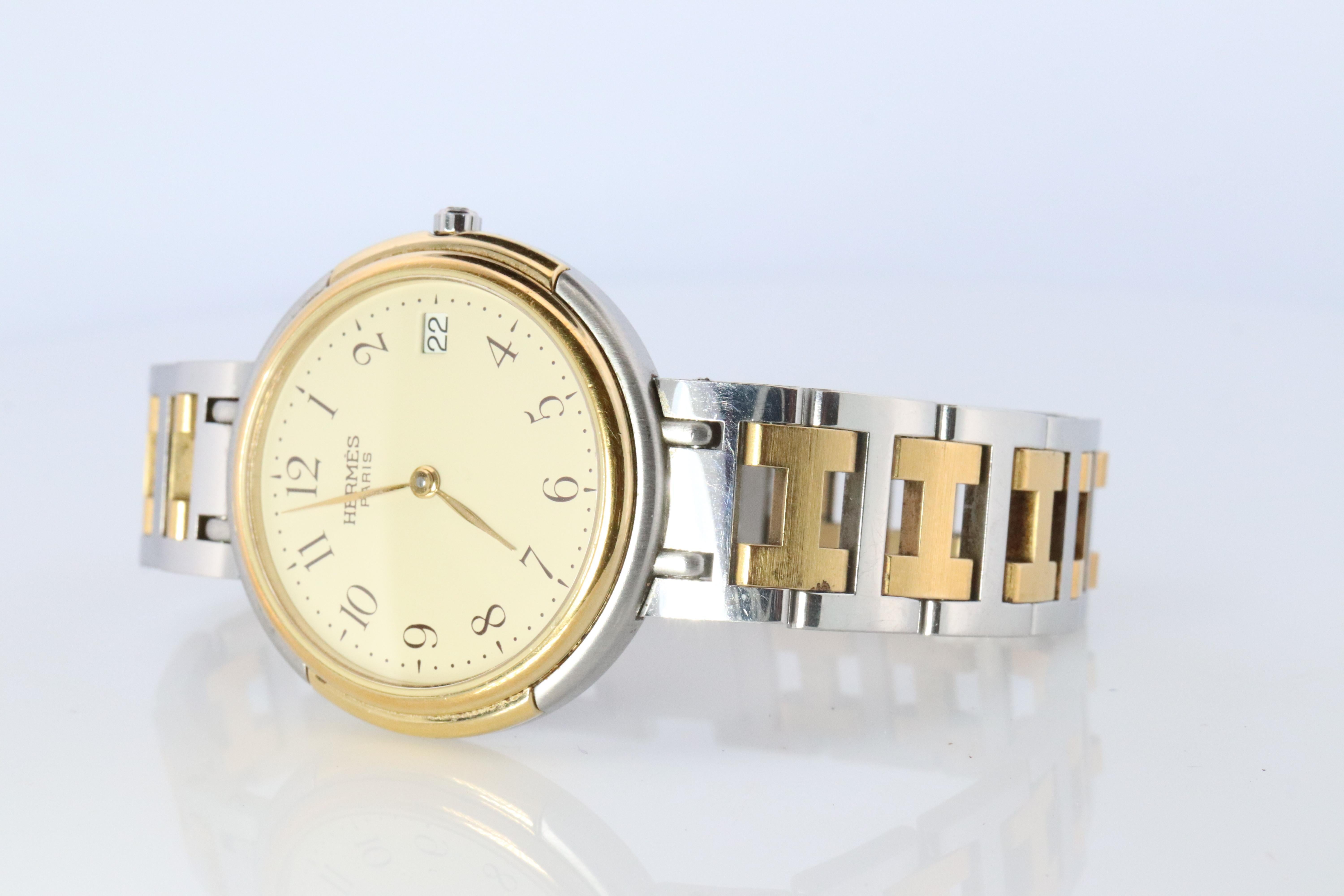 This is an authentic HERMES Stainless Steel 31mm Round Windsor with Calendar

Large GM 31mm Case

Quartz Movement.


The watch is crafted of stainless steel and 18k plated features a white dial, gold hands and hour markers, two tone link bracelet,