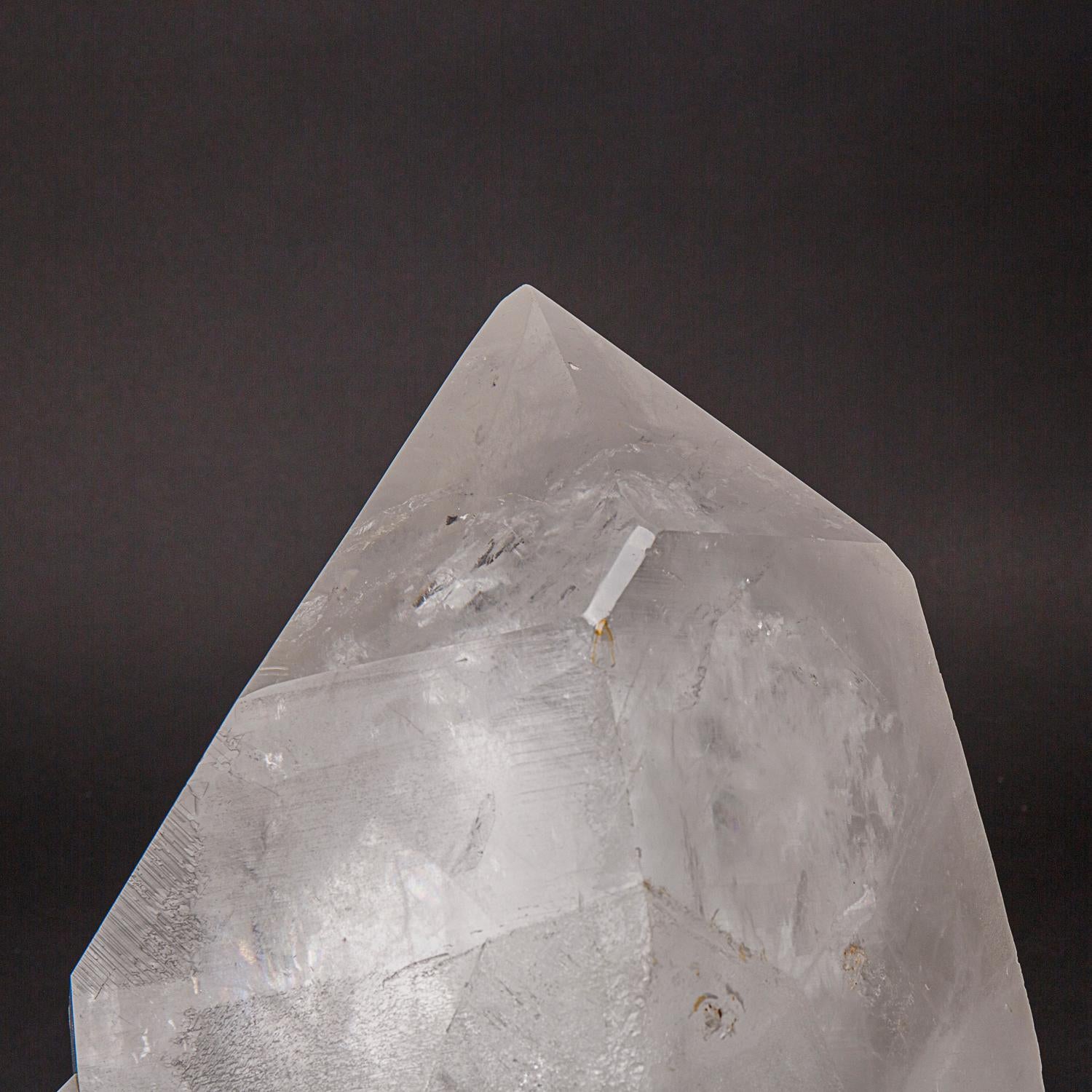 Cette véritable pointe de cristal de quartz clair du Brésil pèse 61,5 livres et est fabriquée à partir de cristaux de quartz transparents de première qualité. Avec une terminaison complète et une surface brillante et réfléchissante, ce cristal