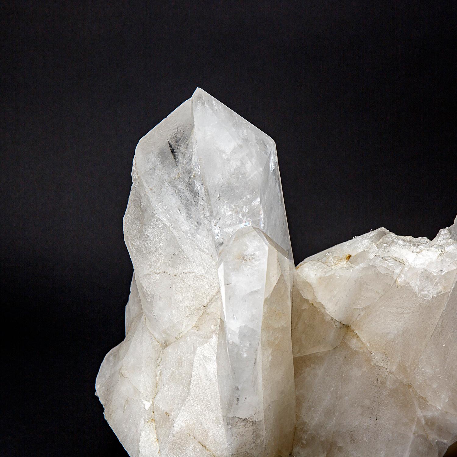 Cette véritable pointe de cristal de quartz clair du Brésil pèse 84 livres et est fabriquée à partir de cristaux de quartz clair de première qualité. Avec une terminaison complète et une surface brillante et réfléchissante, ce cristal constitue un