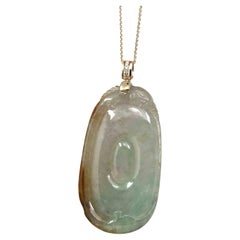 Collar colgante de jadeíta genuina Fu Zai Yan Qian de oro blanco de 14k Bail