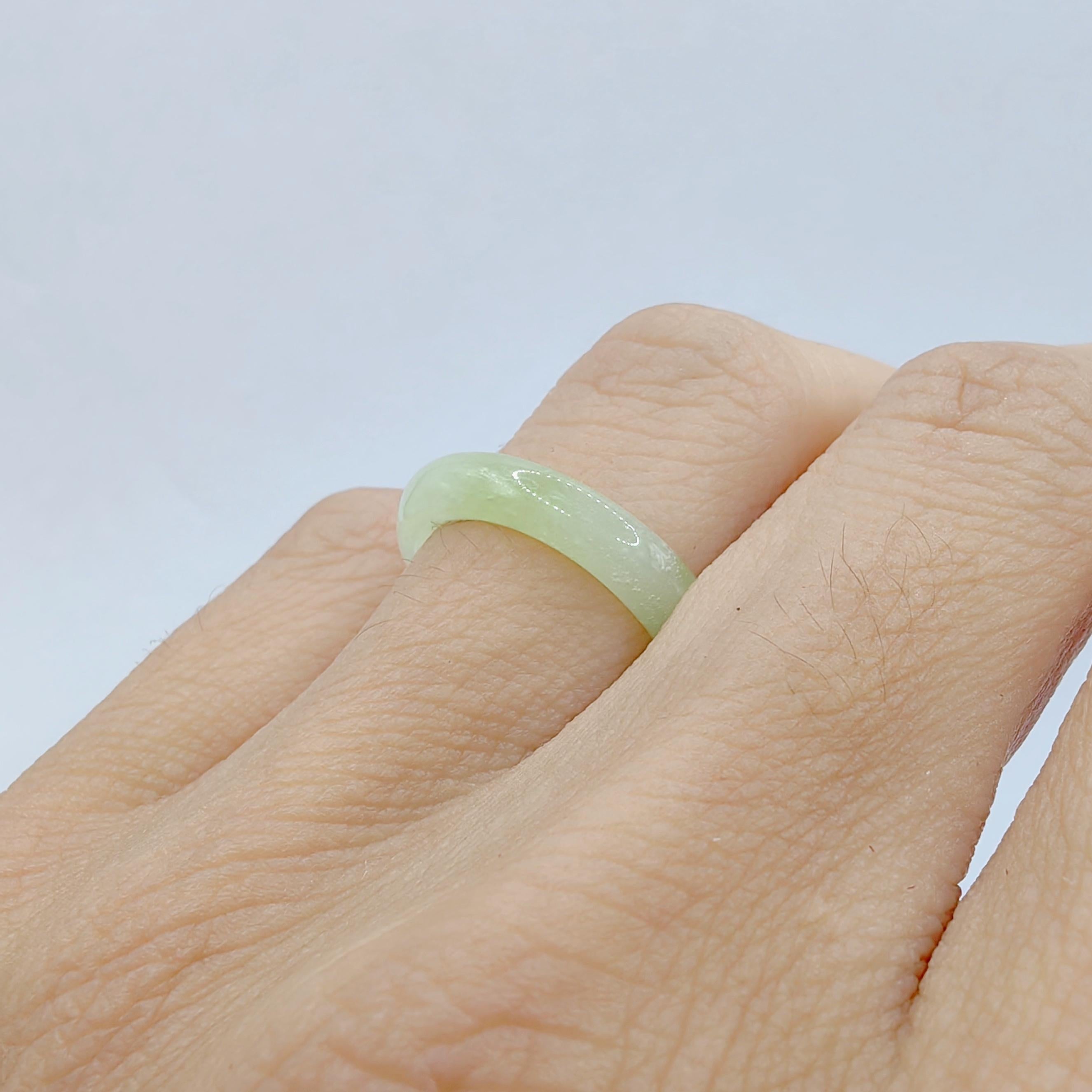 Genuine Icy Light Apple Green Serpentine Jade Ring In New Condition For Sale In Wan Chai District, HK