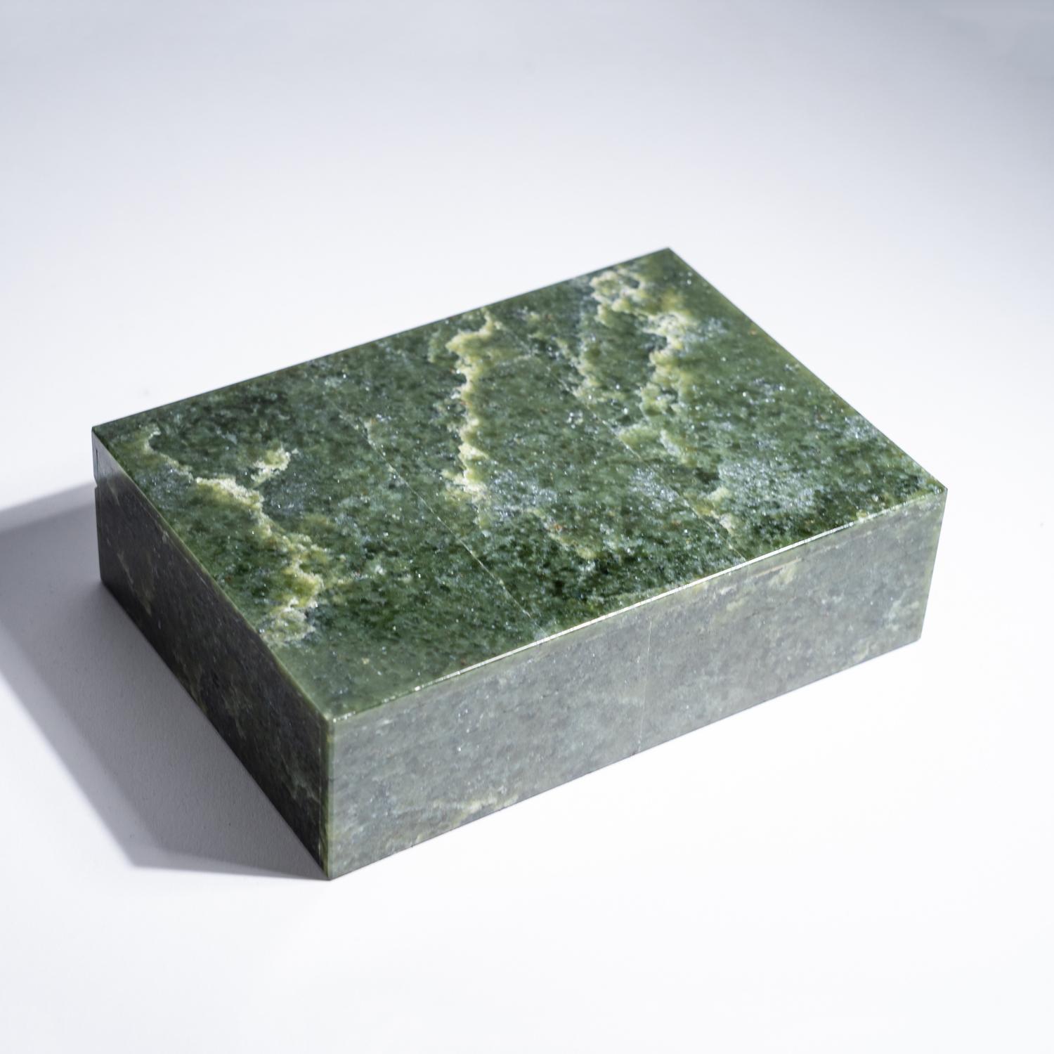 XXIe siècle et contemporain Boîte à bijoux en jade véritable (1,75 de hauteur, 2,25 lbs.) en vente