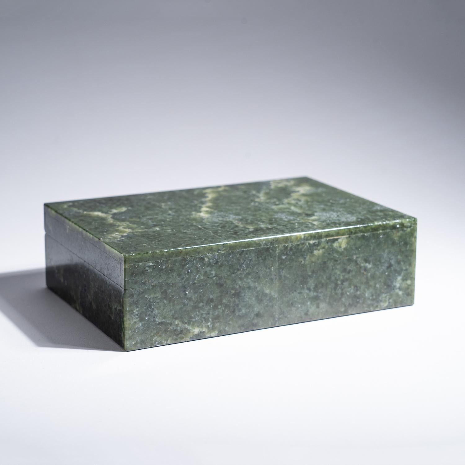 Jade Boîte à bijoux en jade véritable (1,75 de hauteur, 2,25 lbs.) en vente