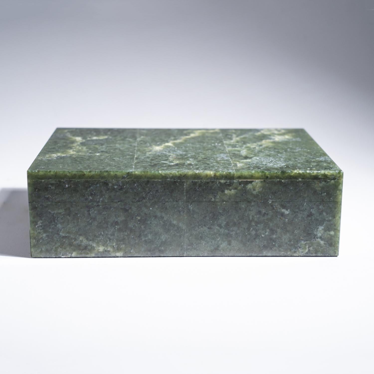 Boîte à bijoux en jade véritable (1,75 de hauteur, 2,25 lbs.) en vente 1