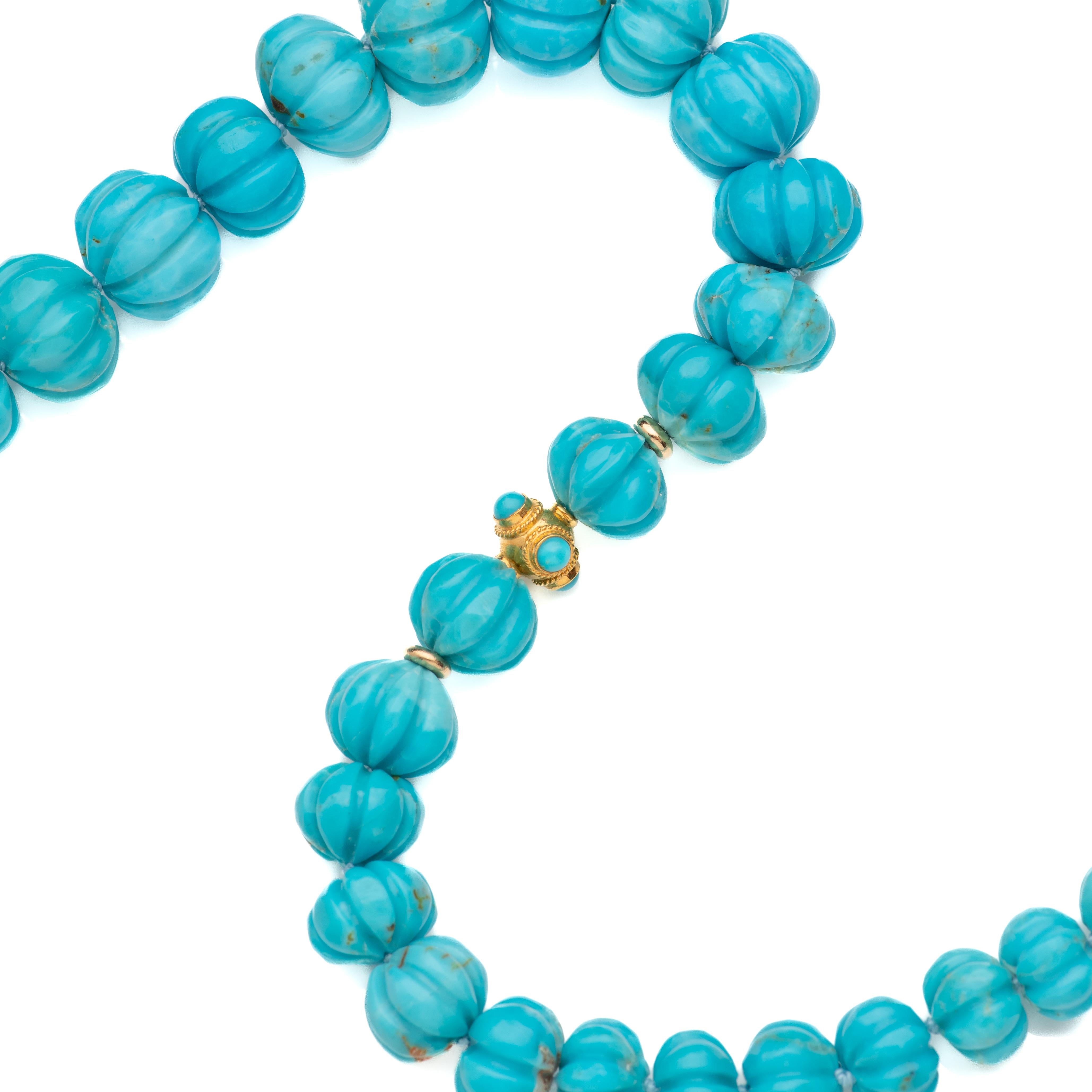 Feal si sente una regina con questa collana di turchese Kingman da 18 pollici. Questa collana presenta turchesi autentici e blu cielo provenienti dalla miniera di Kingman in Arizona, delicatamente infilati insieme a perline d'oro 18 carati e a una