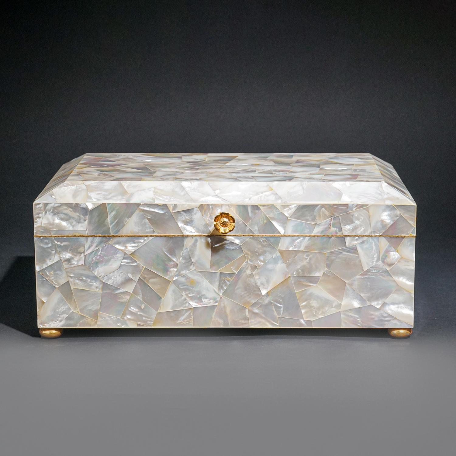 Autre Grande boîte à bijoux décorative en nacre véritable (12 x 8,25 x 5, 9,5 lbs) en vente