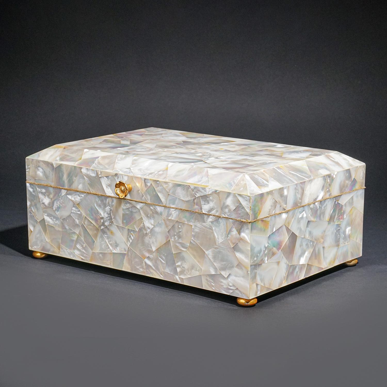 Grande boîte à bijoux décorative en nacre véritable (12 x 8,25 x 5, 9,5 lbs) en vente 1