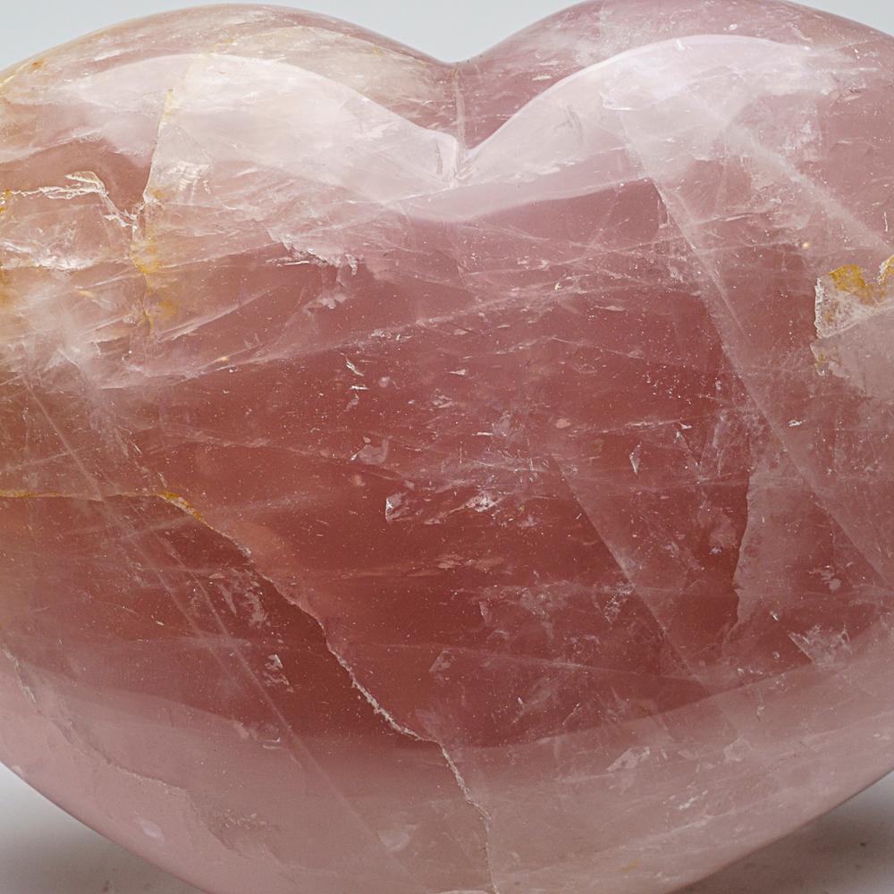 Polie et façonnée de manière experte, ce véritable cœur de quartz rose du Brésil pèse un poids impressionnant de 18,6 livres. Connu comme la pierre de l'amour inconditionnel, le quartz rose est très apprécié pour sa capacité à ouvrir le cœur à