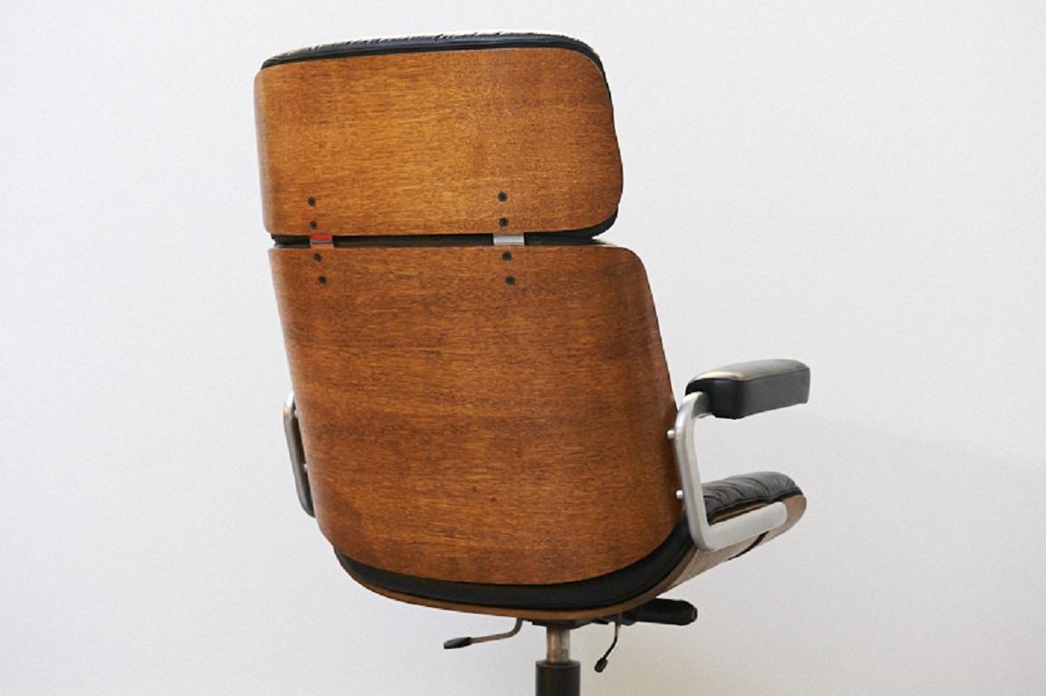 Restored: genuine leather armchair oak, master chair by Stoll or Giroflex, 1960s , design: Martin Stoll, completely overworked, recliner armchair swivel, height adjustable and with rocker mechanism (with adjustable resistance), wonderfully soft