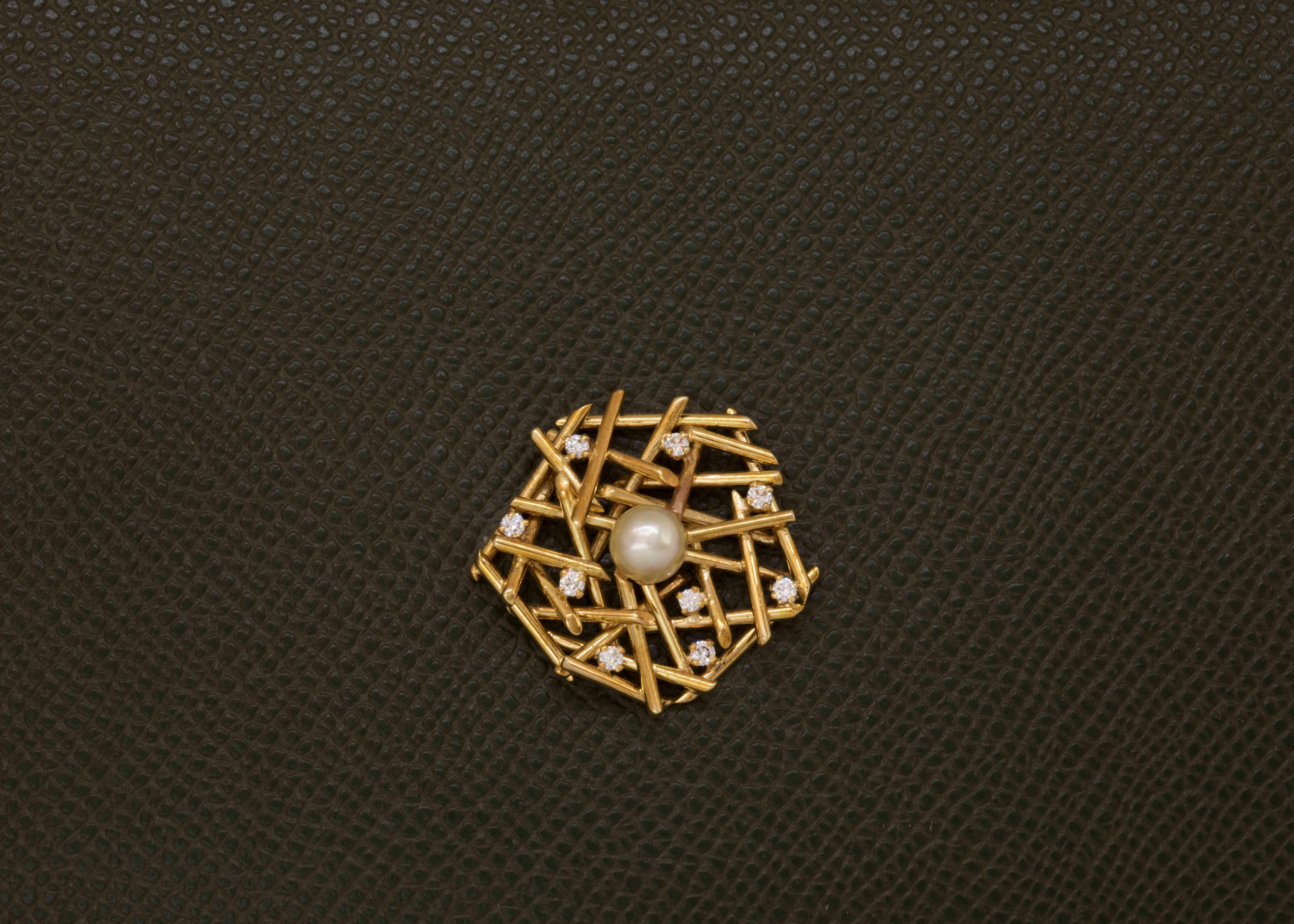 Sticks of 18k yellow gold are pilled together to create a gold nest.
The nest is studded with VS1 diamonds and a 1.78 ct. Pinctada Radiata natural Bahraini pearl.

All our clutches are made of genuine leather and are designed with a detachable gold