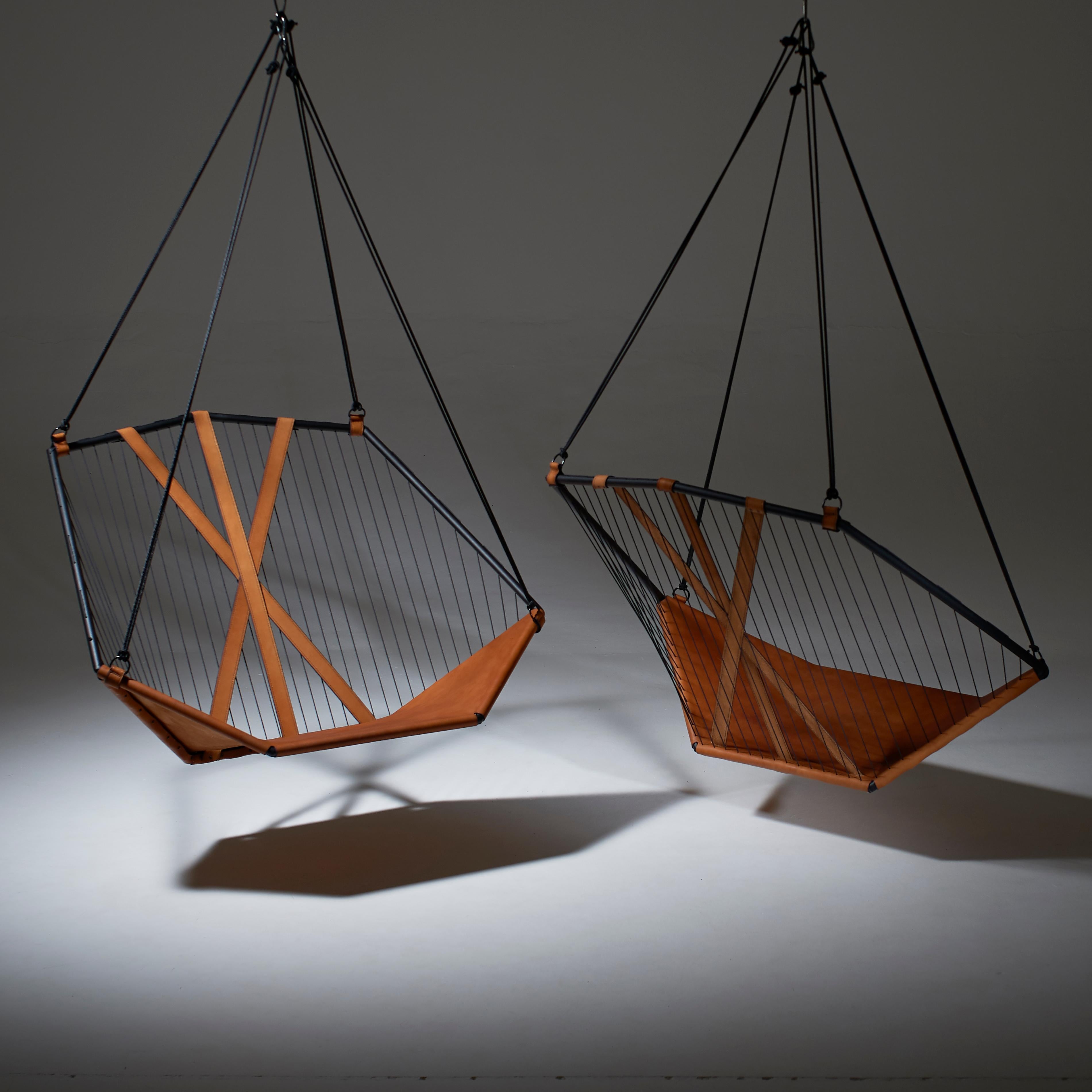 Moderne Chaise à piètement suspendu angulaire moderne en cuir véritable en vente