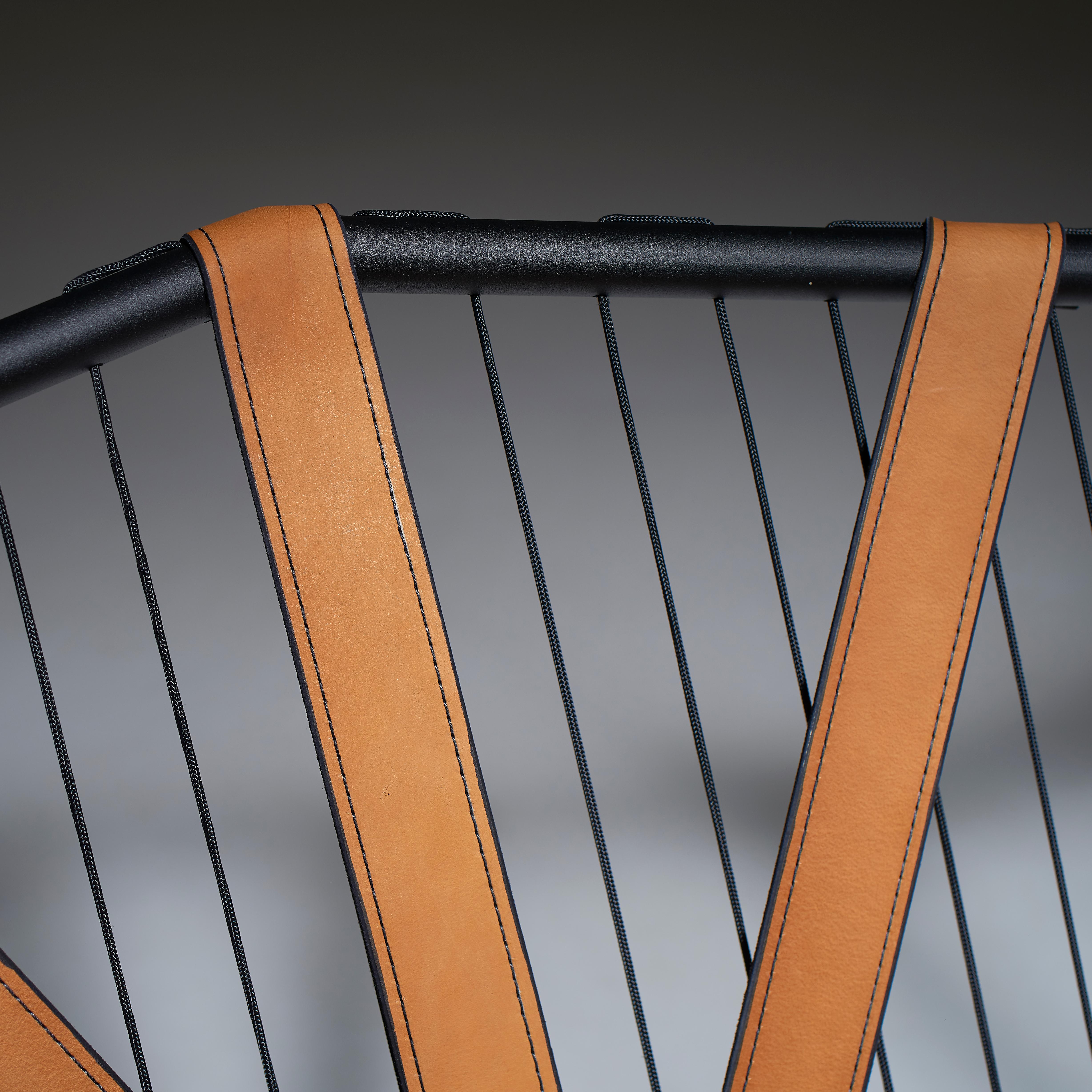 Chaise à piètement suspendu angulaire moderne en cuir véritable Neuf - En vente à Johannesburg, ZA