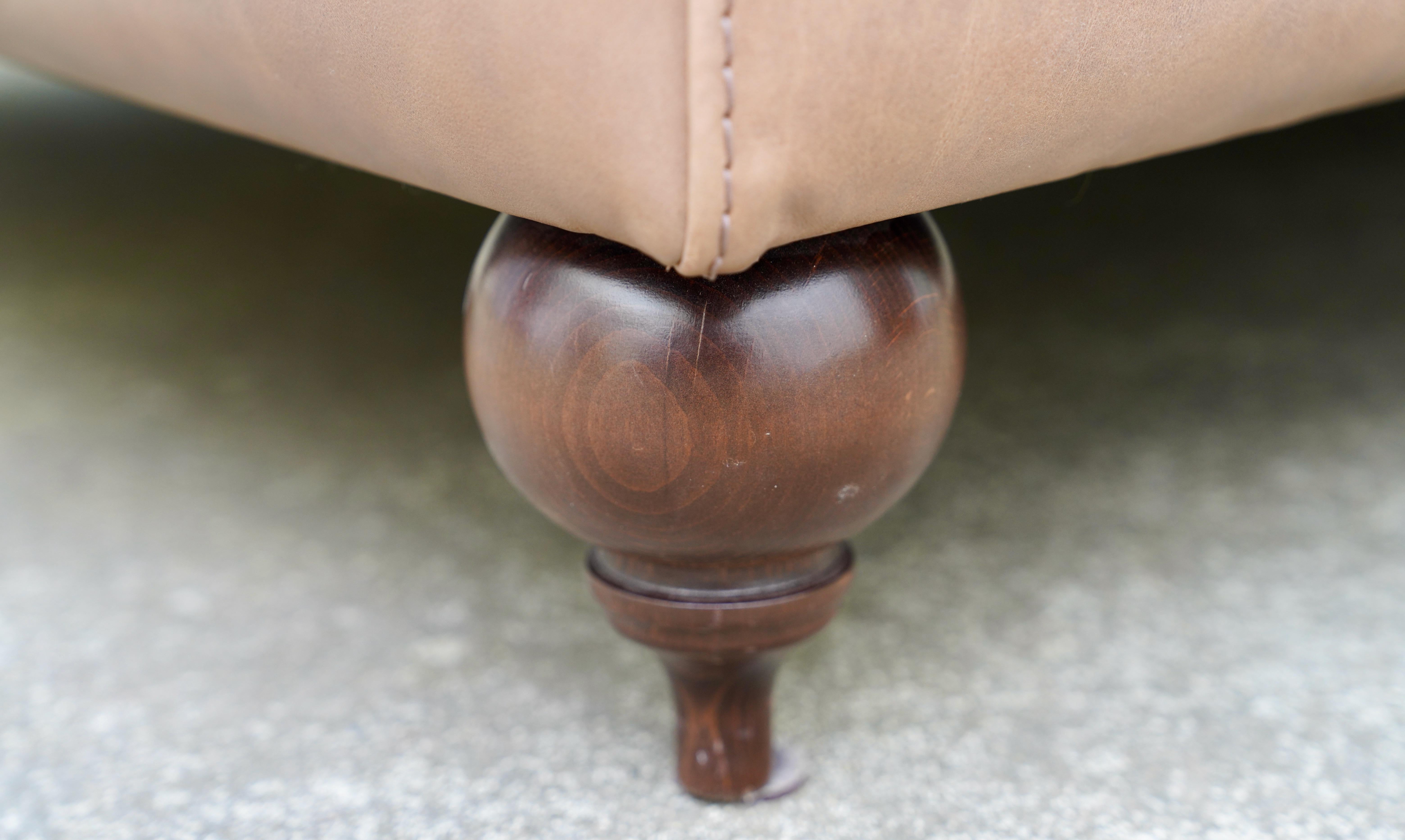 Pouf in vera pelle dal design Chesterfield di Baxter, Sgabello in vendita 2