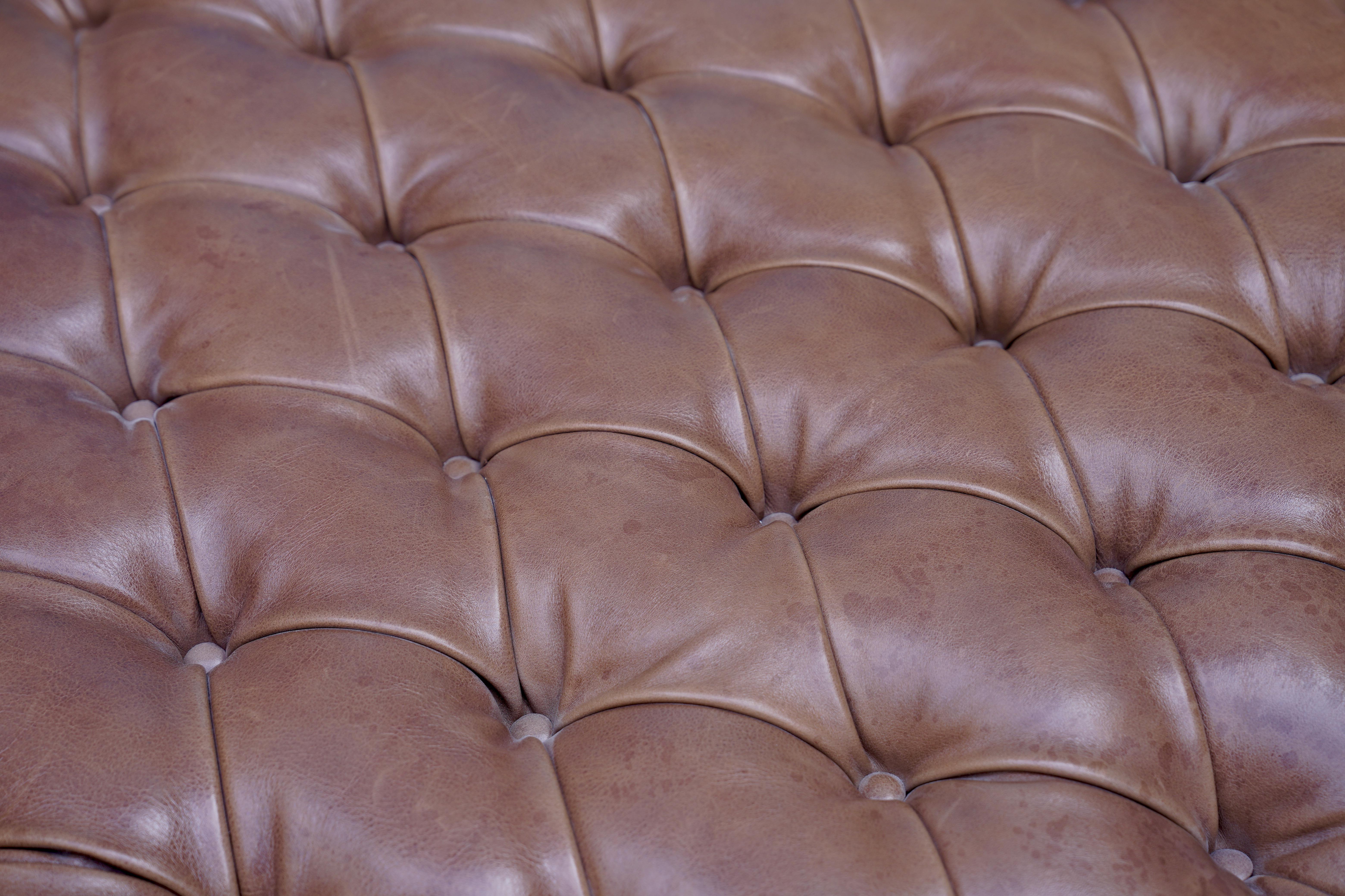 Pouf in vera pelle dal design Chesterfield di Baxter, Sgabello in vendita 4